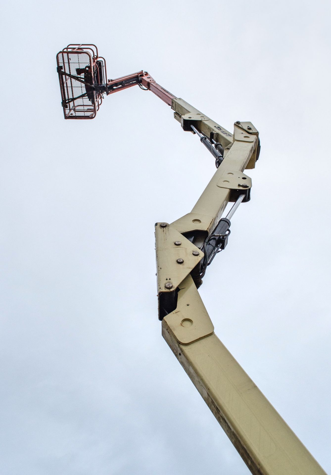 JLG M450AJ hybrid articulated boom lift Year: 2012 S/N: 156095 Recorded hours: 8 (Suspect clock - Image 10 of 17
