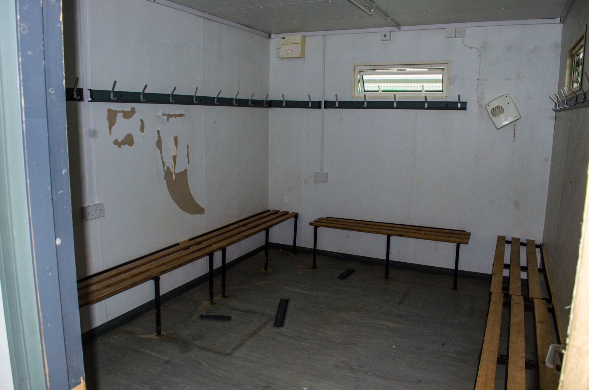 32 ft x 10 ft steel anti-vandal jack leg toilet site unit  Comprising of: Gents toilet (2 - urinals, - Image 12 of 13