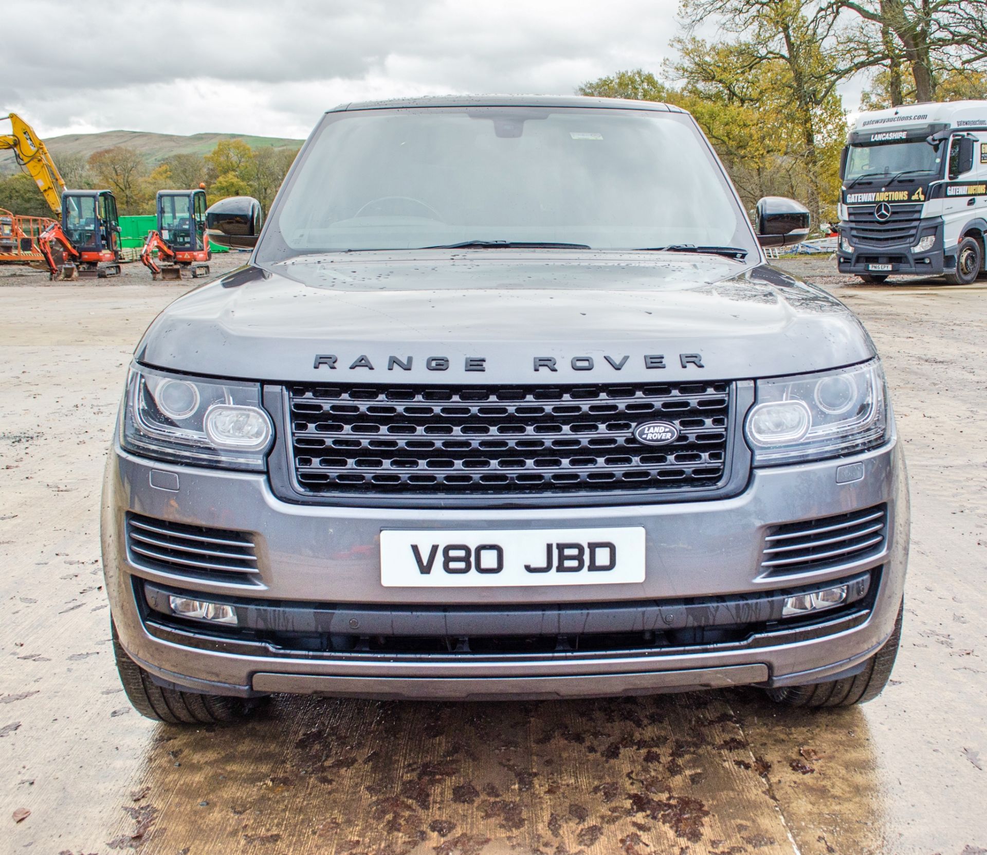 Range Rover Vogue 4.4 SDV8 4 wheel drive auto estate car Registration Number: V80 JBD Date of - Image 5 of 36