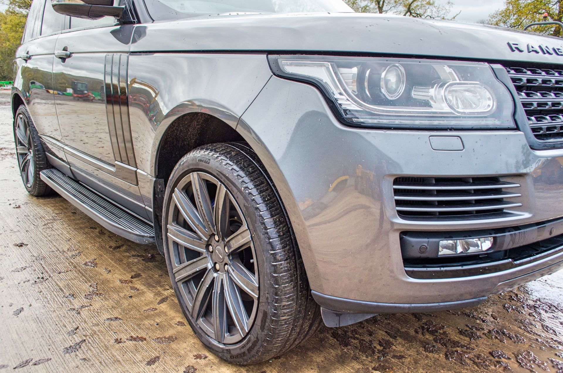 Range Rover Vogue 4.4 SDV8 4 wheel drive auto estate car Registration Number: V80 JBD Date of - Image 9 of 36