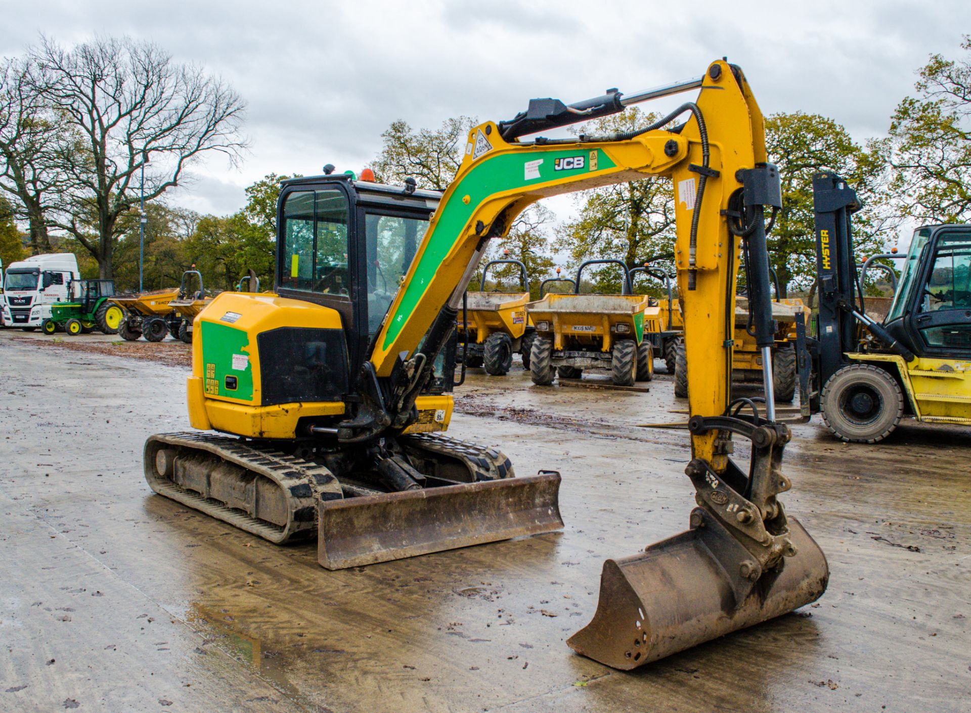 JCB 55z-1 5.5 tonne rubber tracked excavator Year: 2017 S/N: 1924832 Recorded Hours: 2424 piped, - Image 2 of 20