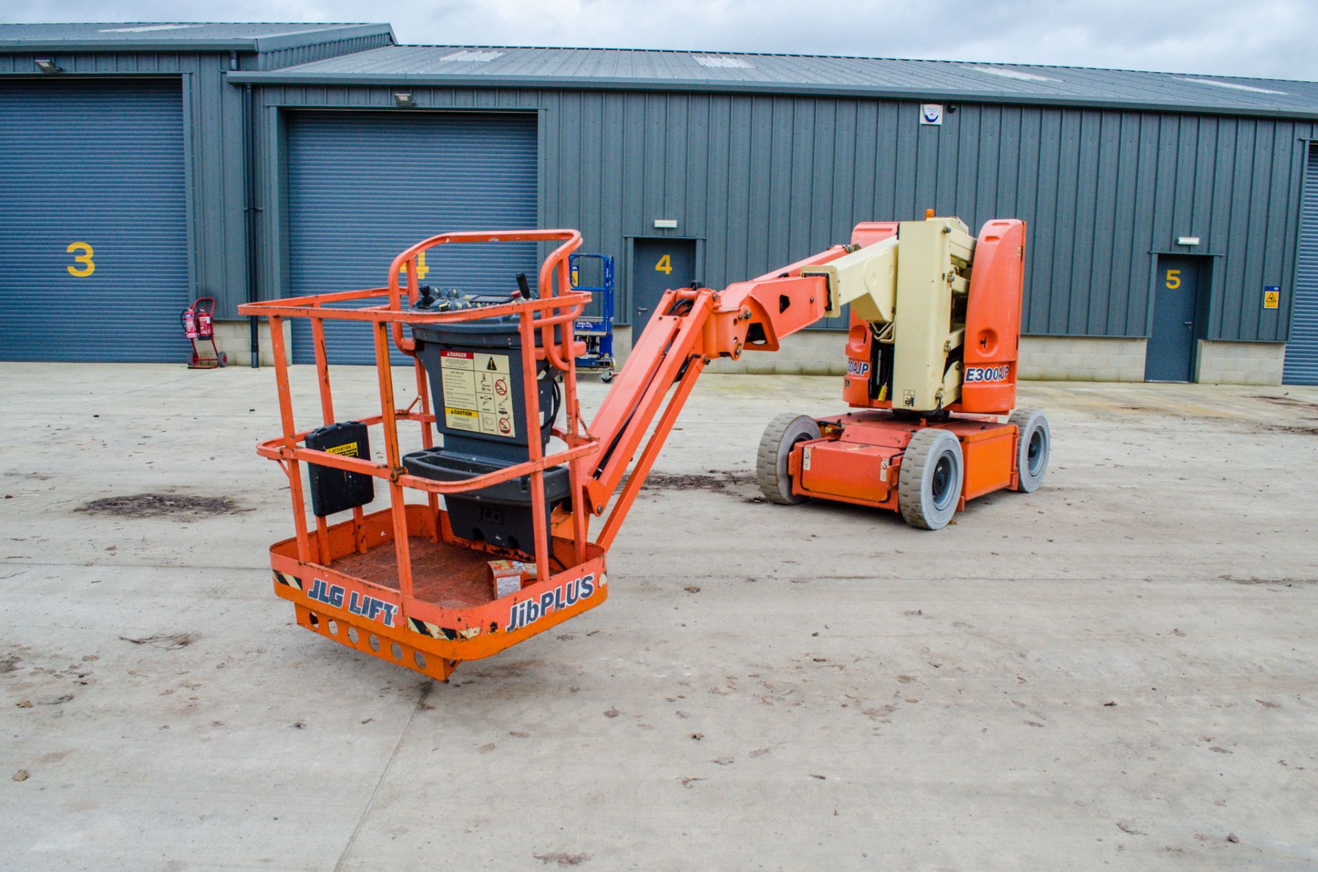 JLG 300AJP battery operated 30ft articulated boom lift Year: 2001 S/N: 0065700 Recorded hours: 663