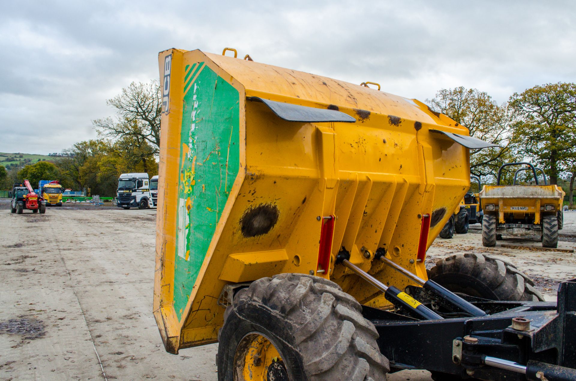 JCB 9 tonne straight skip dumper Year: 2015 S/N: RM7893 Recorded Hours: 2064 A677234 - Image 15 of 20