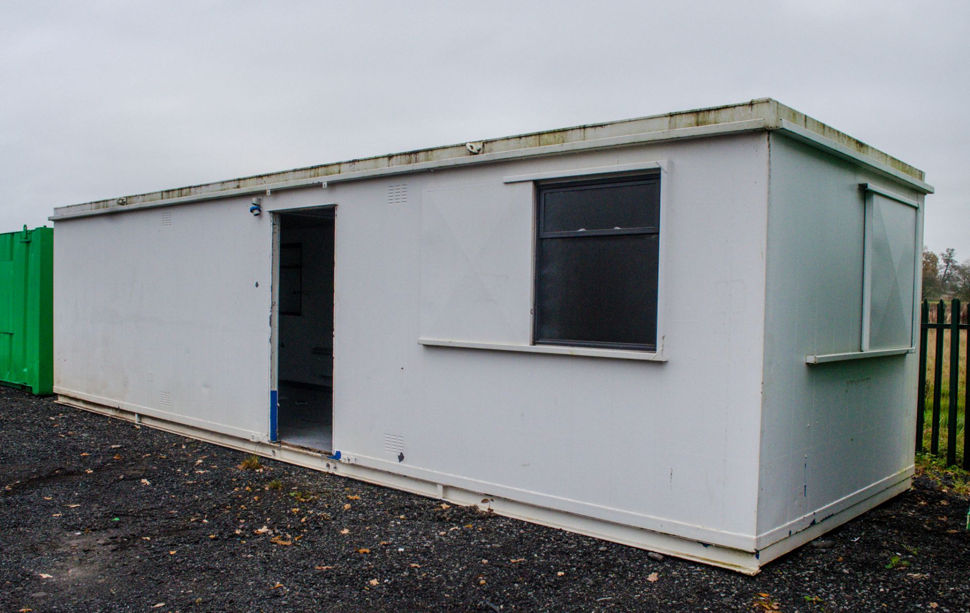 32 ft x 10 ft steel office site unit Comprising 2 offices c/w keys ** No doors ** BB33817 - Image 2 of 7