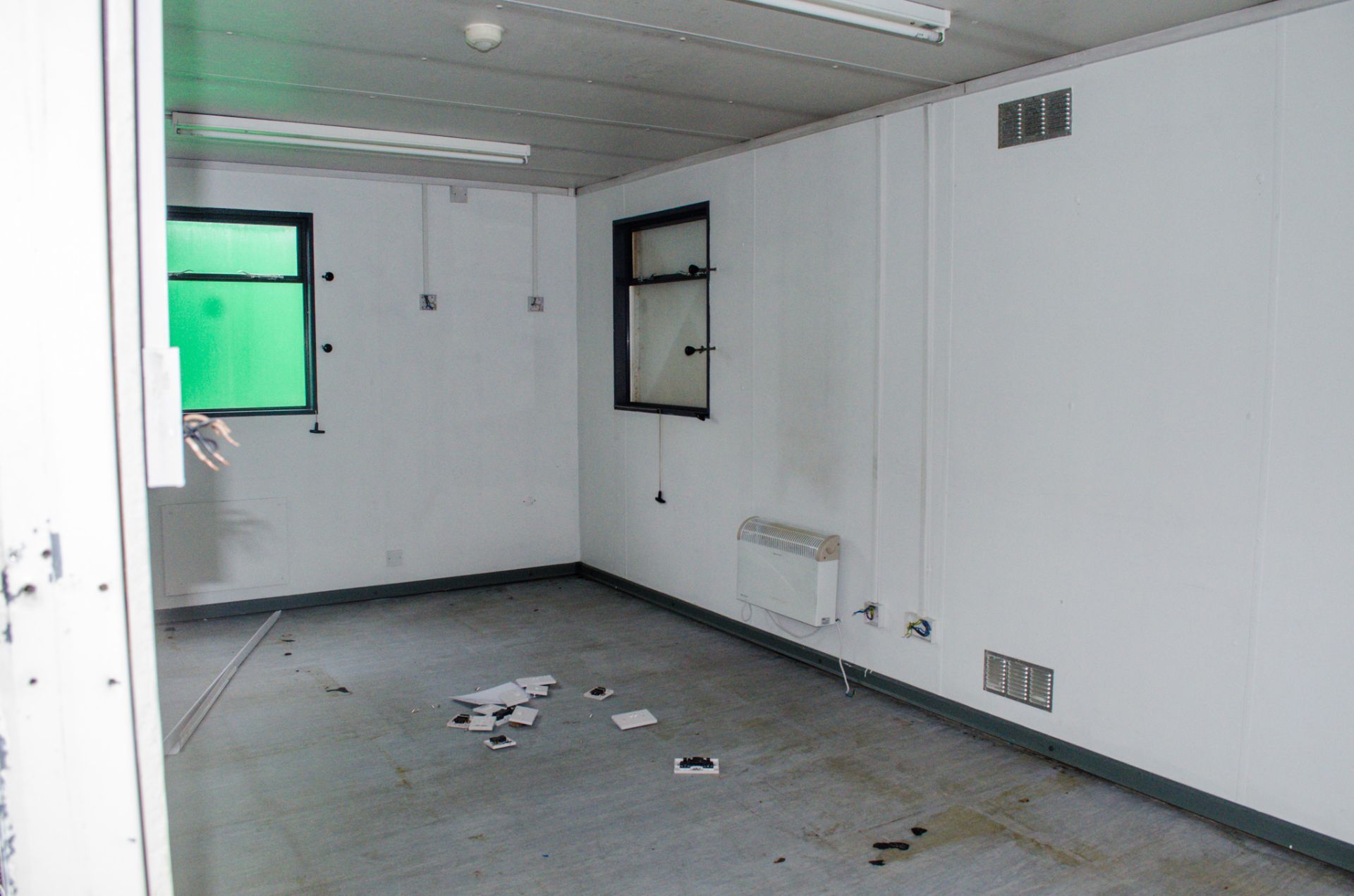 32 ft x 10 ft steel office site unit Comprising 2 offices c/w keys ** No doors ** BB33817 - Image 5 of 7