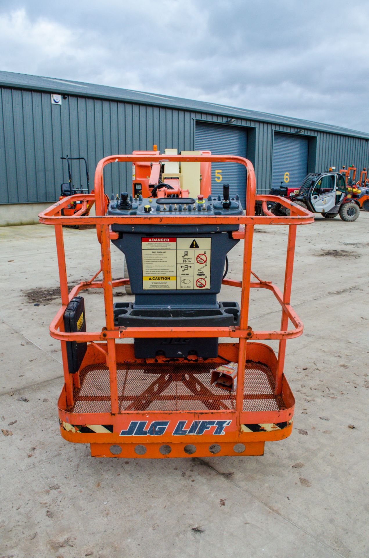 JLG 300AJP battery operated 30ft articulated boom lift Year: 2001 S/N: 0065700 Recorded hours: 663 - Image 5 of 16
