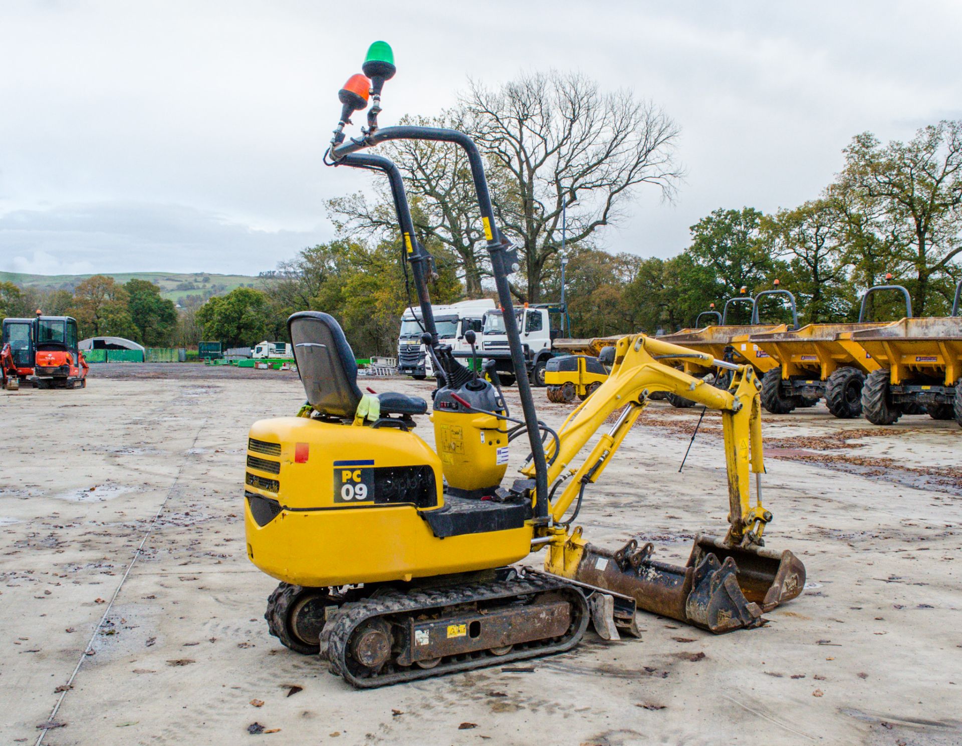 Komatsu PC09-1 1 tonne rubber tracked micro excavator Year: 2018 S/N: 15850 piped, blade expanding - Image 3 of 21