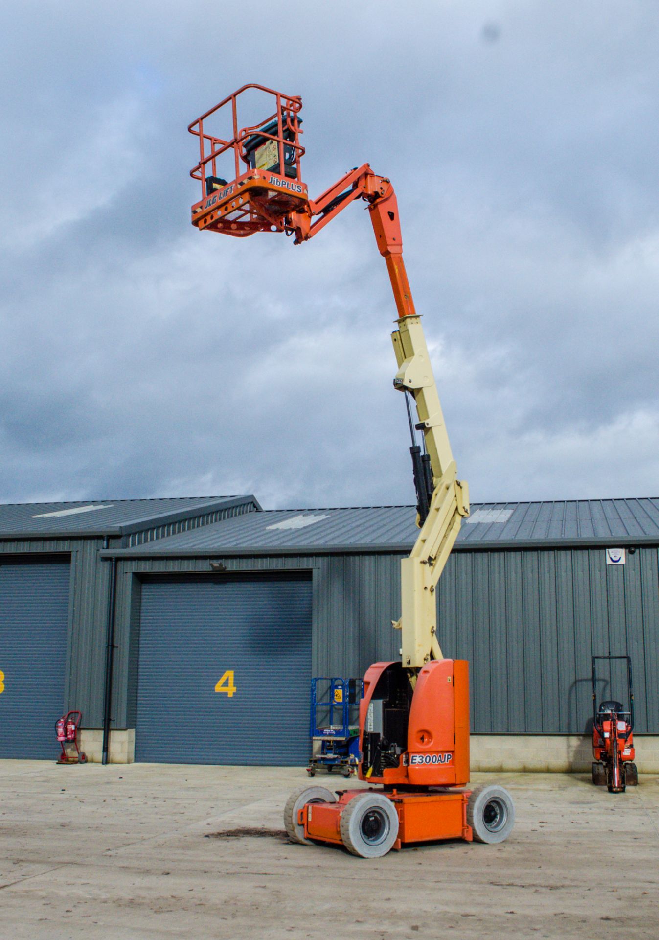 JLG 300AJP battery operated 30ft articulated boom lift Year: 2001 S/N: 0065700 Recorded hours: 663 - Image 11 of 16