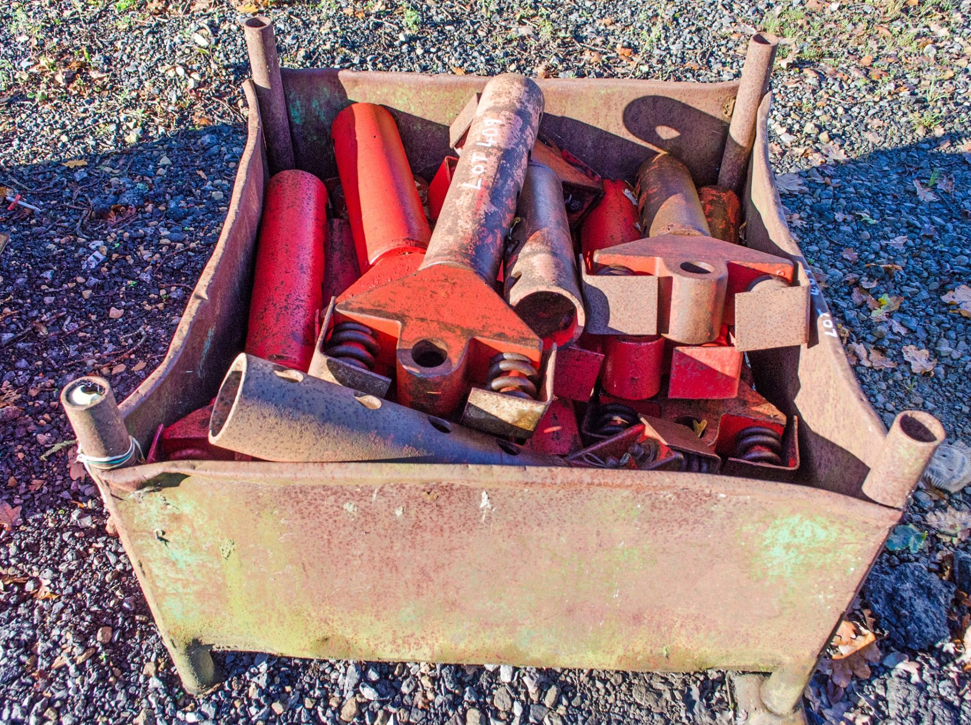 Stillage of trench box struts