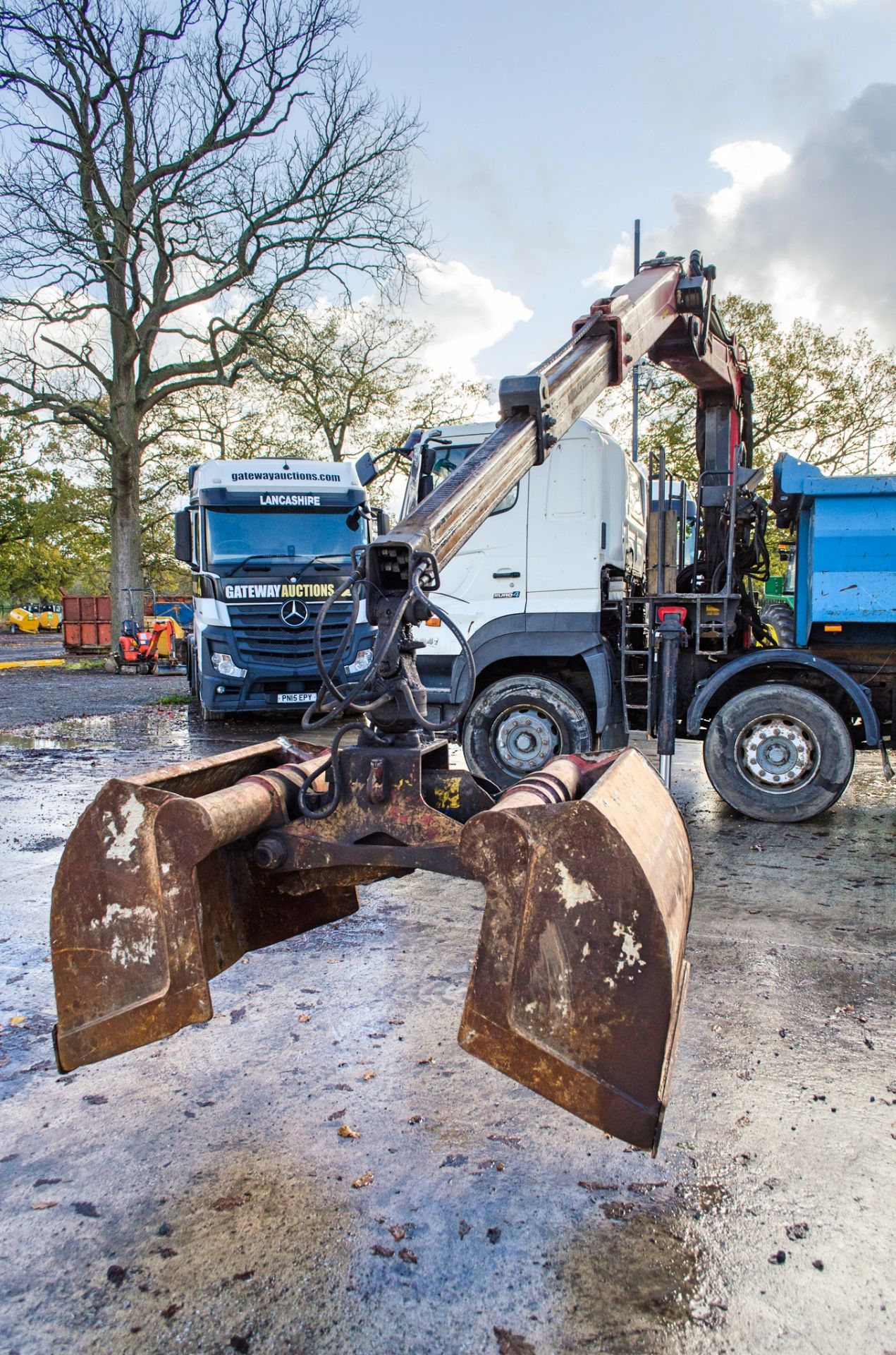 Hino 3241 32 tonne 8 wheel grab/tipper lorry Registration Number: MM08 MUK Date of Registration: - Image 19 of 29