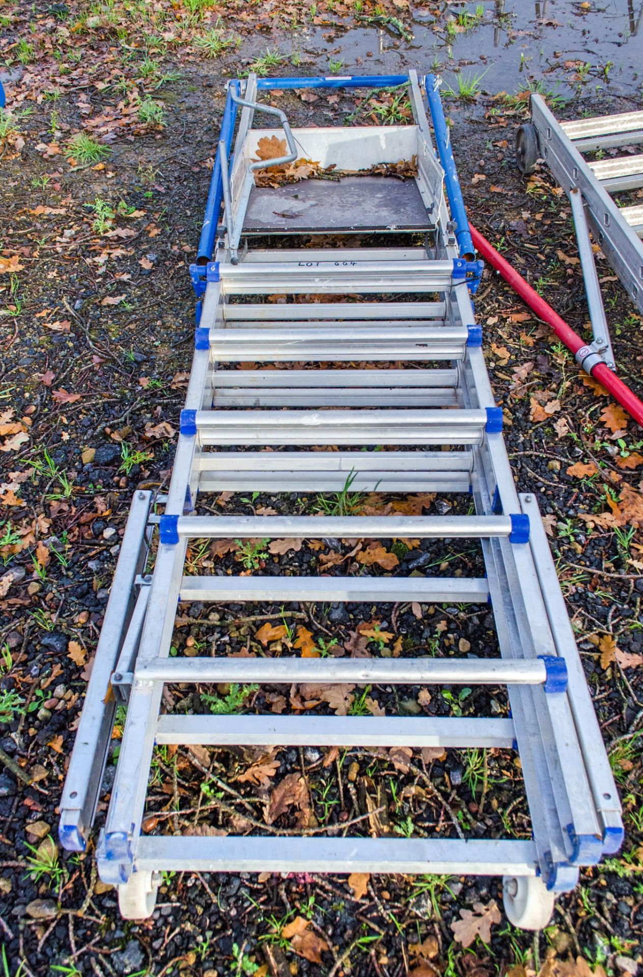 Clow adjustable aluminium step ladder A764597