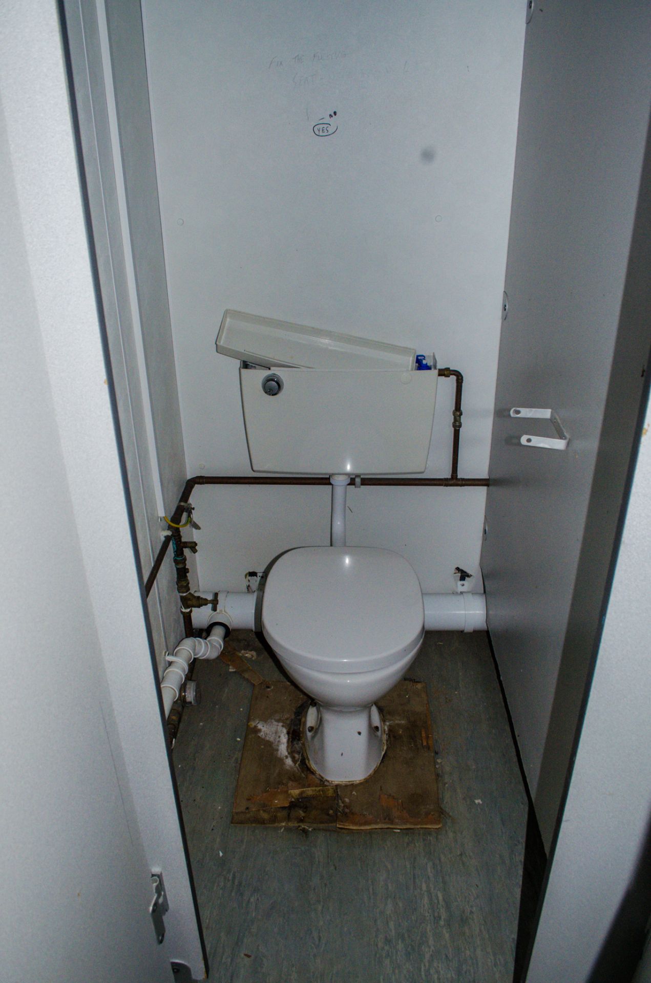 32 ft x 10 ft steel anti-vandal jack leg toilet site unit  Comprising of: Gents toilet (2 - urinals, - Image 11 of 13