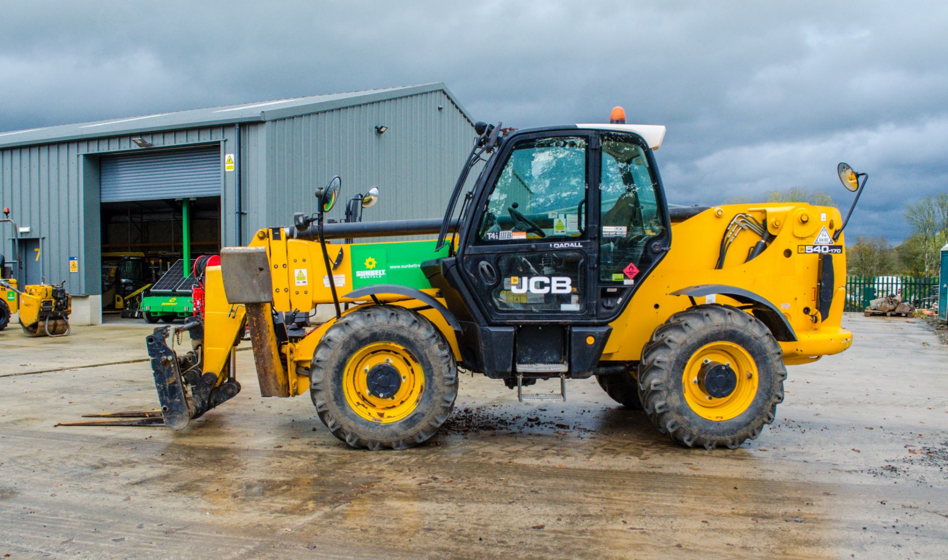 JCB 540-170 17 metre telescopic handler Year: 2014 S/N: 2342096 Recorded Hours: 4066 c/w front and - Image 8 of 23