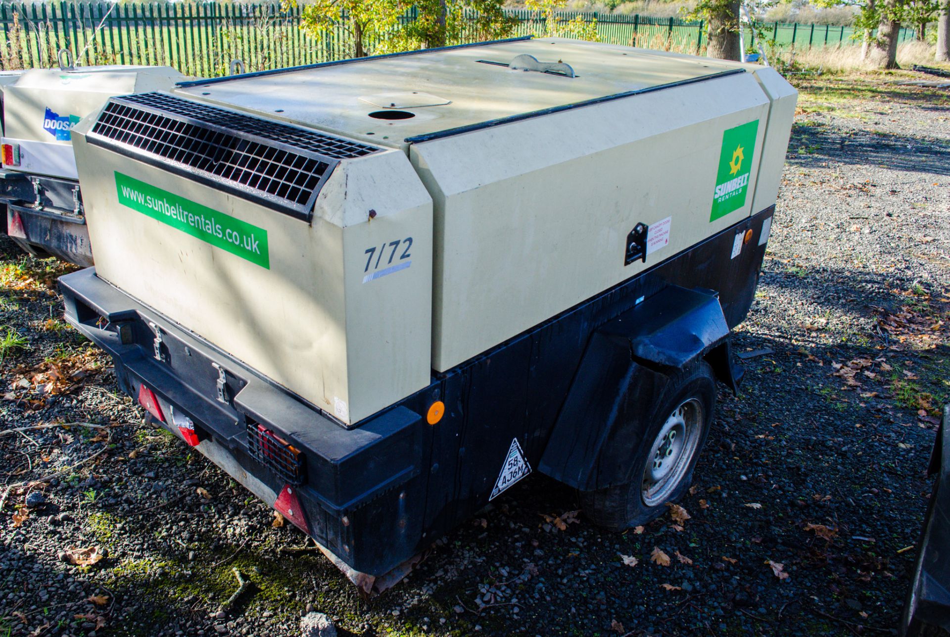 Doosan 7/72 diesel driven fast tow air compressor Year: 2014 S/N: 542114 Recorded hours: 6797 - Image 2 of 6