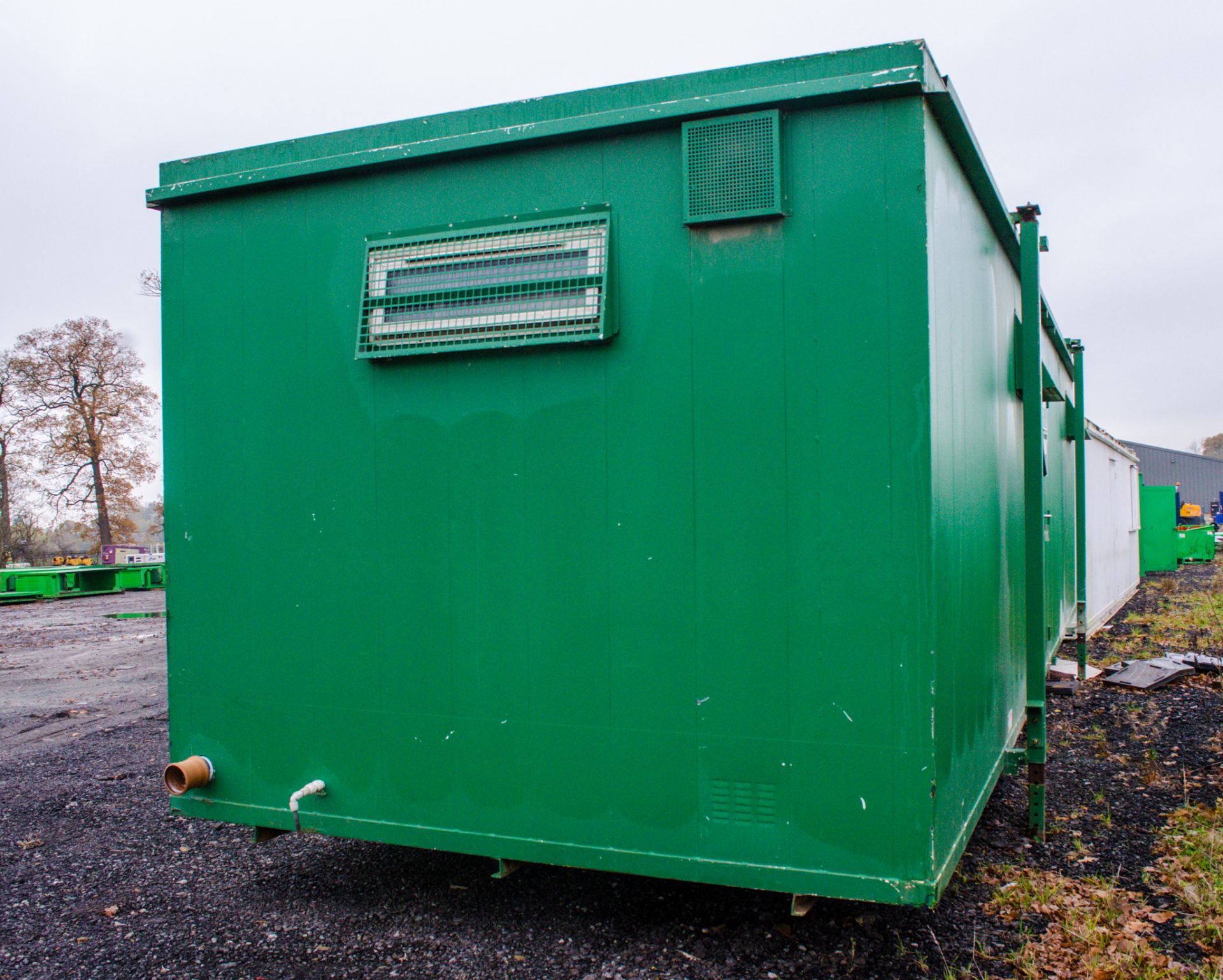 32 ft x 10 ft steel anti-vandal jack leg toilet site unit  Comprising of: Gents toilet (2 - urinals, - Image 3 of 13