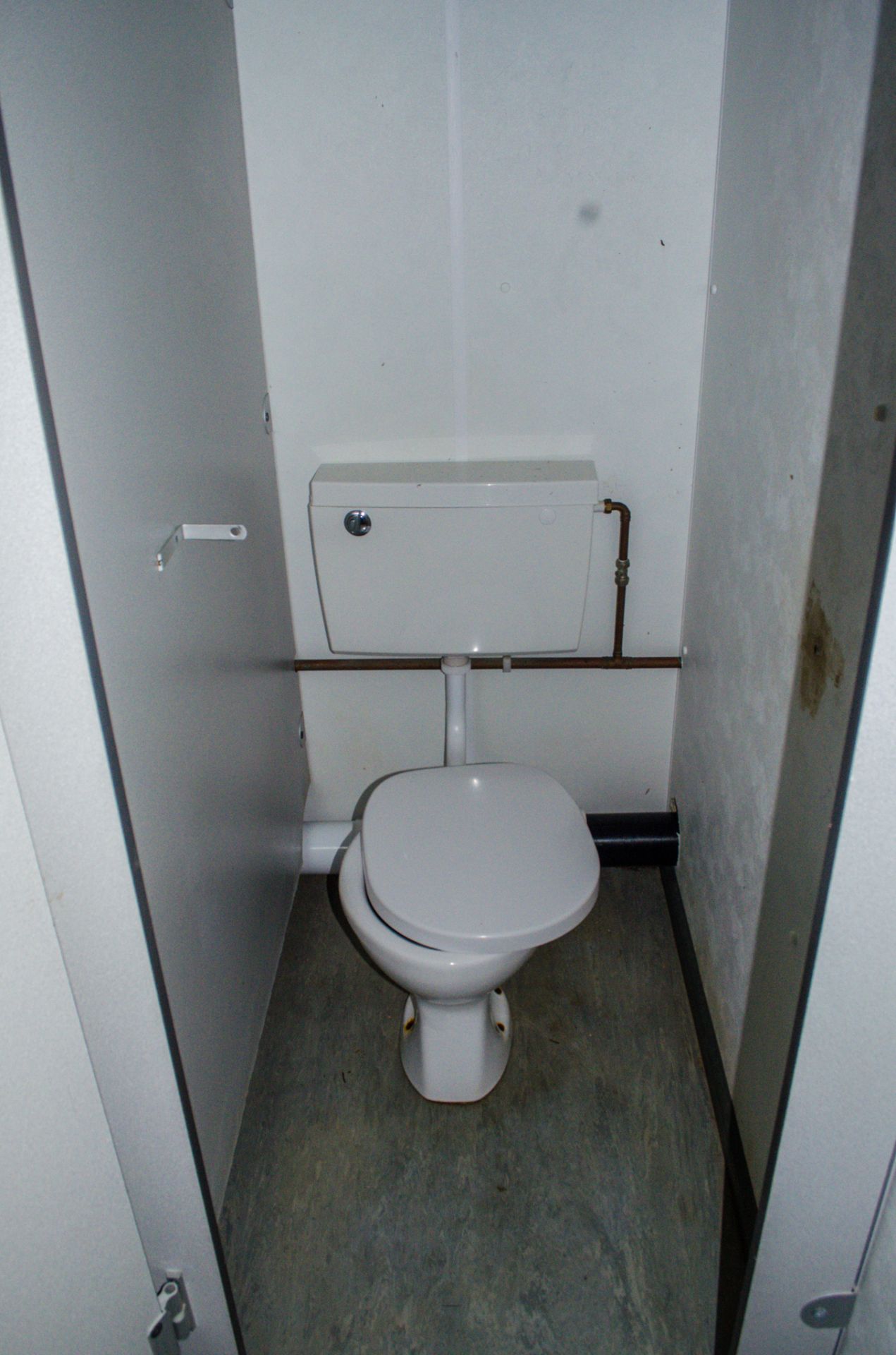 32 ft x 10 ft steel anti-vandal jack leg toilet site unit  Comprising of: Gents toilet (2 - urinals, - Image 10 of 13