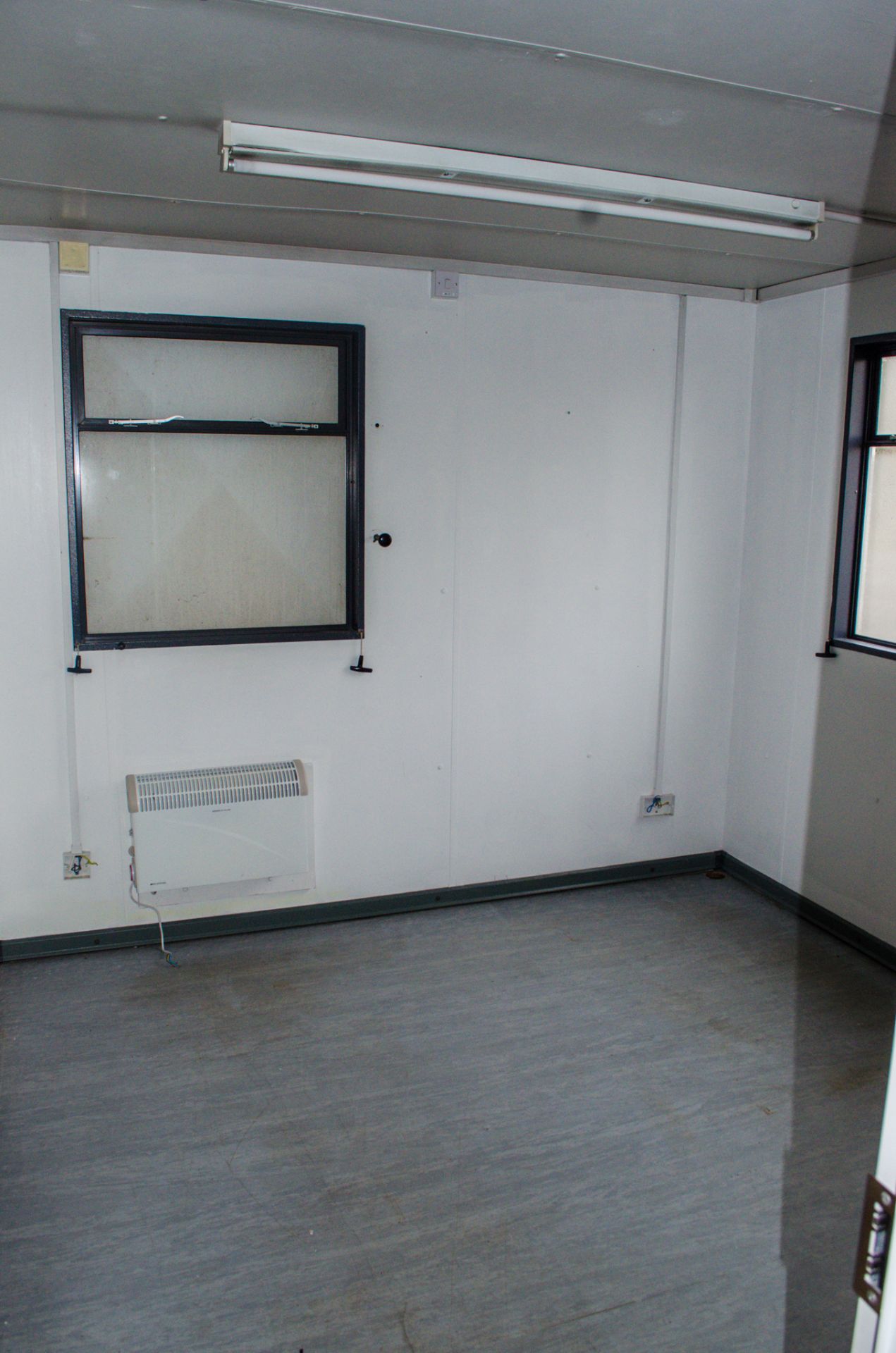 32 ft x 10 ft steel office site unit Comprising 2 offices c/w keys ** No doors ** BB33817 - Image 7 of 7