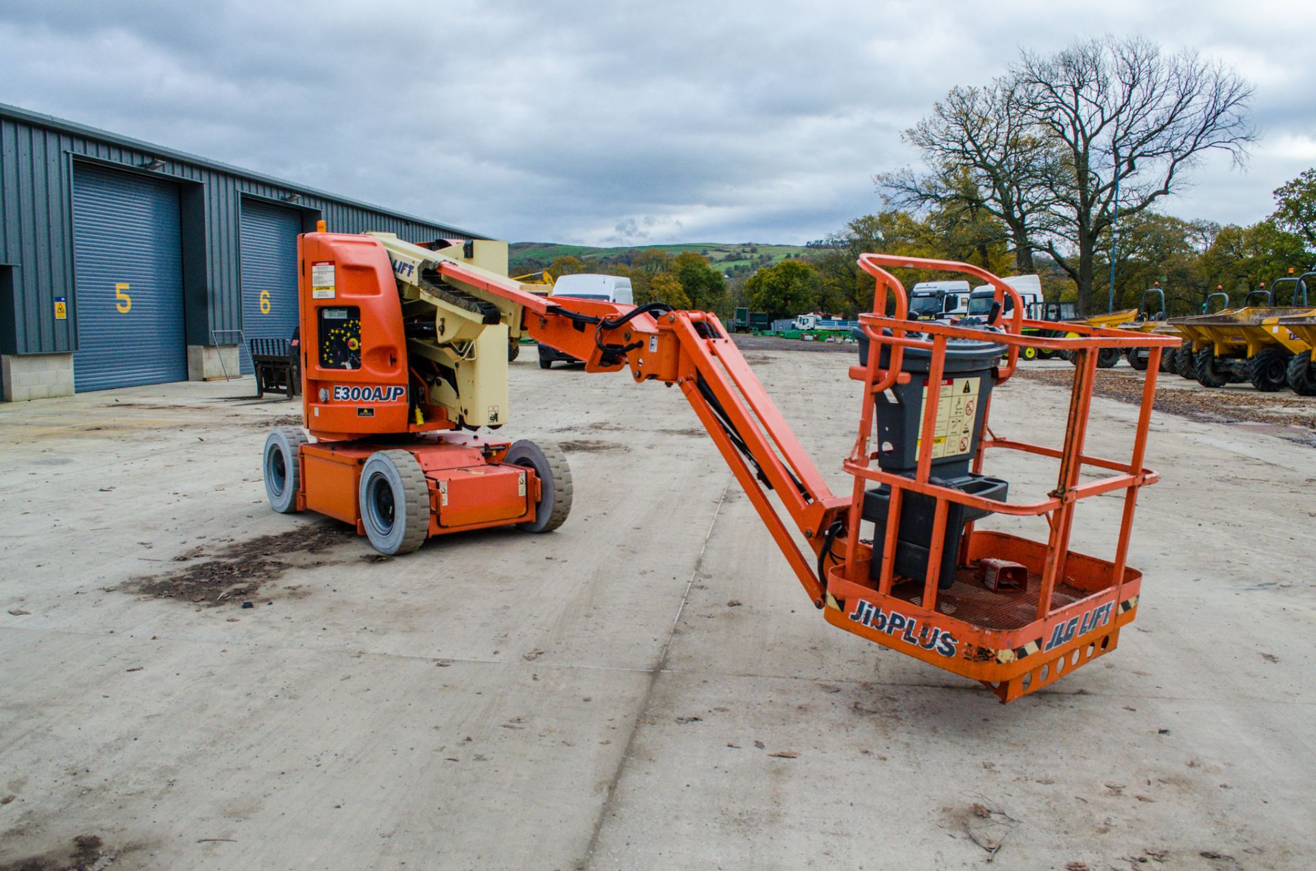 JLG 300AJP battery operated 30ft articulated boom lift Year: 2001 S/N: 0065700 Recorded hours: 663 - Image 2 of 16