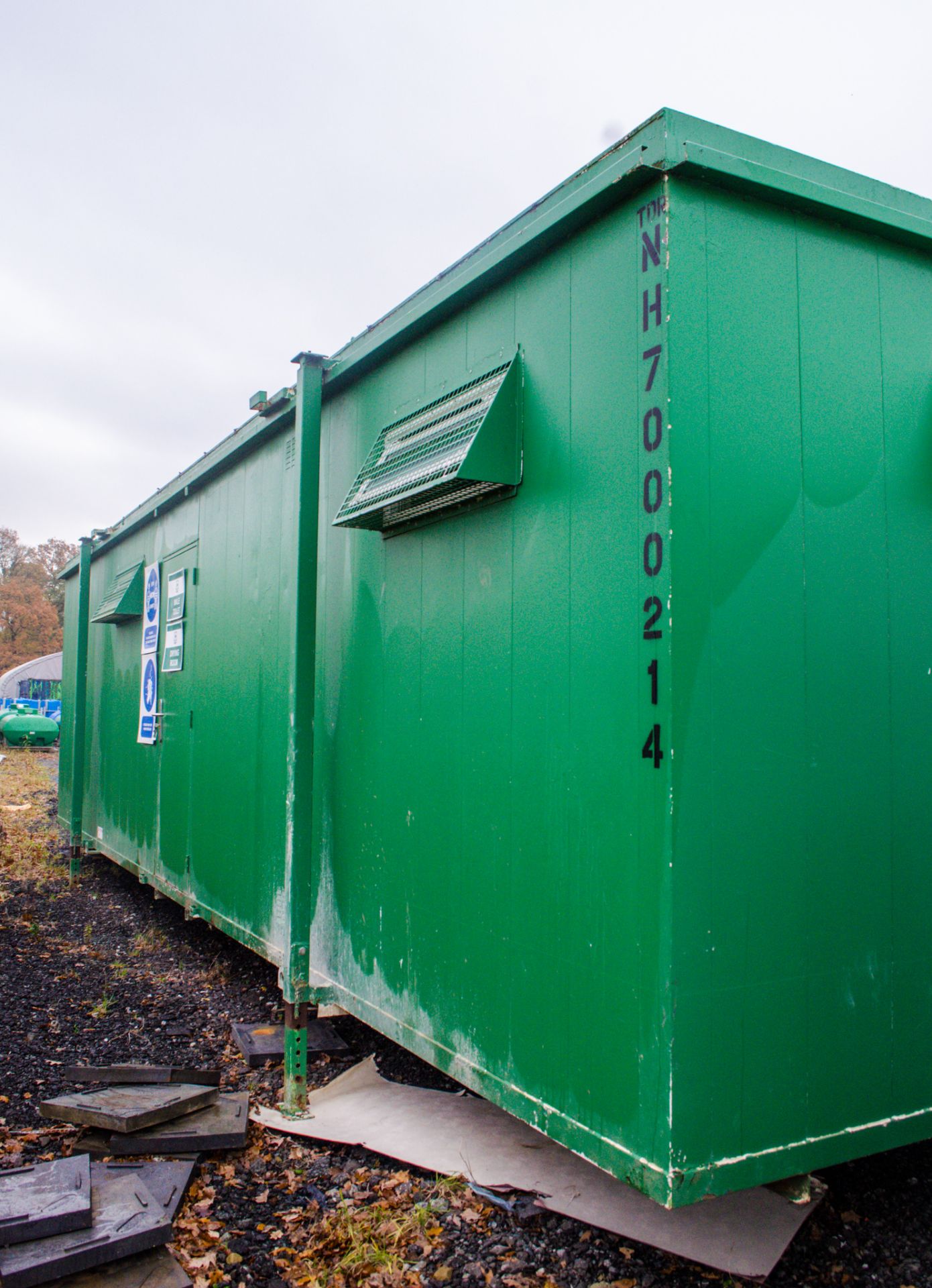 32 ft x 10 ft steel anti-vandal jack leg toilet site unit  Comprising of: Gents toilet (2 - urinals, - Image 4 of 13