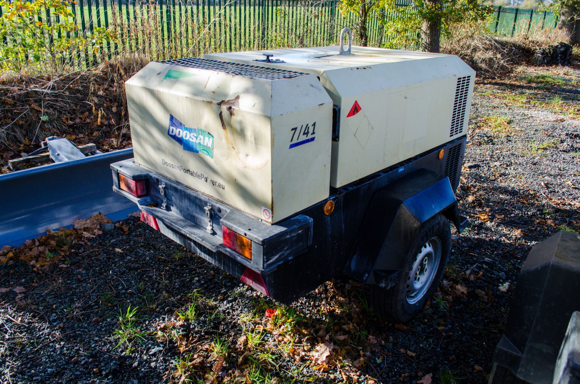 Doosan 7/41 diesel driven fast tow air compressor Year: 2016 S/N: 434195 Recorded hours: 1032 - Image 2 of 6