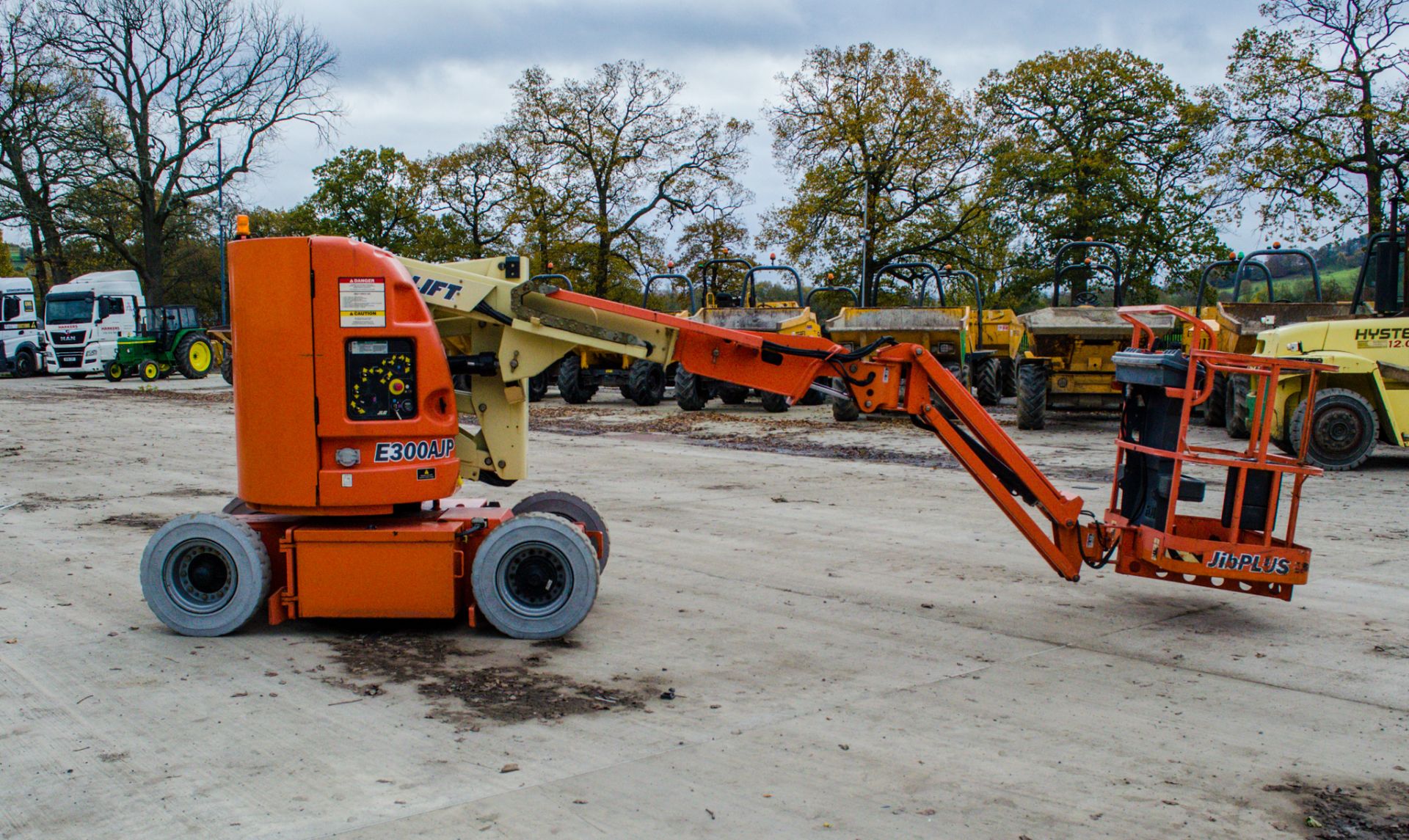 JLG 300AJP battery operated 30ft articulated boom lift Year: 2001 S/N: 0065700 Recorded hours: 663 - Image 7 of 16