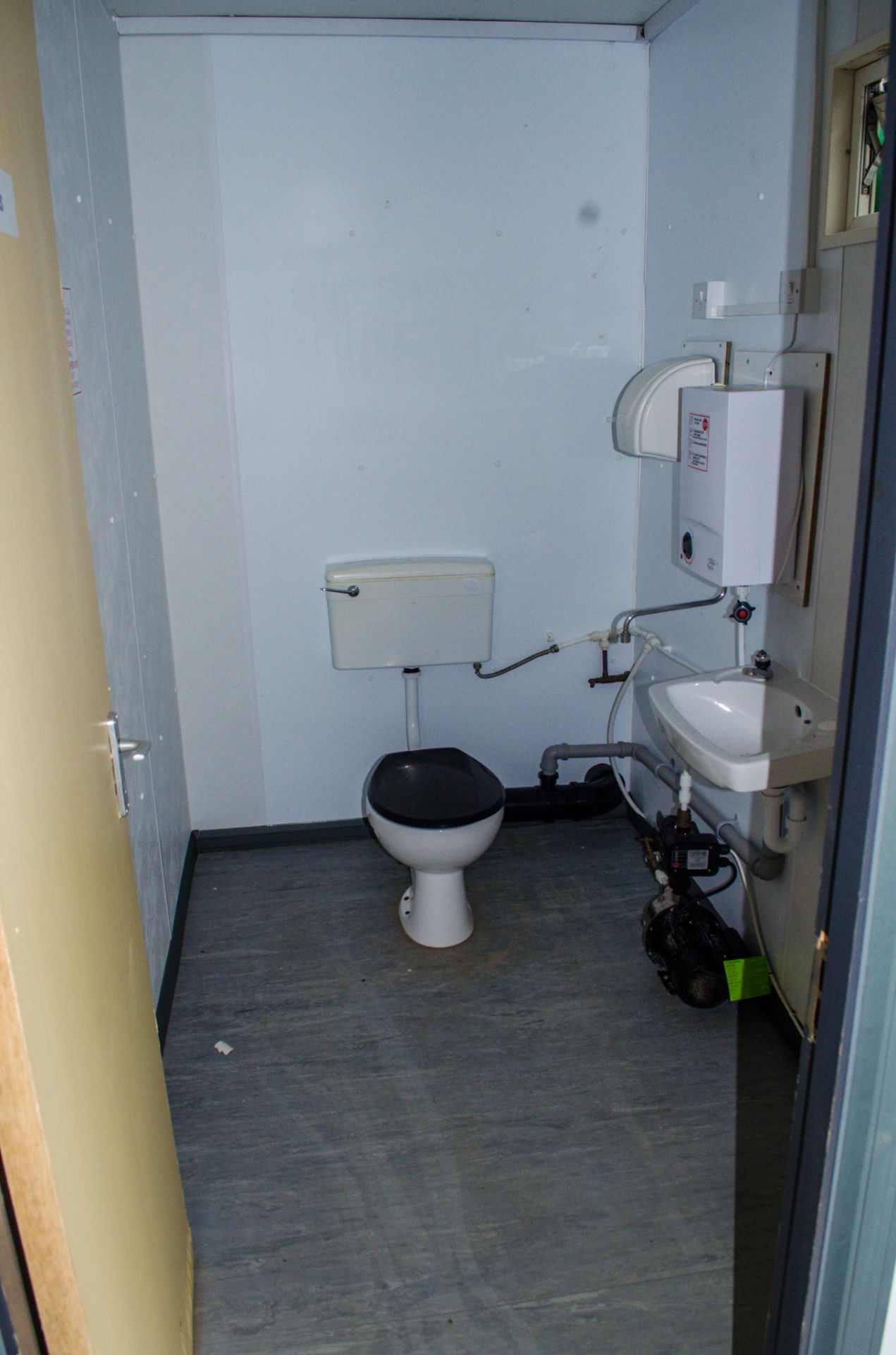 32 ft x 10 ft steel anti-vandal jack leg toilet site unit  Comprising of: Gents toilet (2 - urinals, - Image 6 of 13