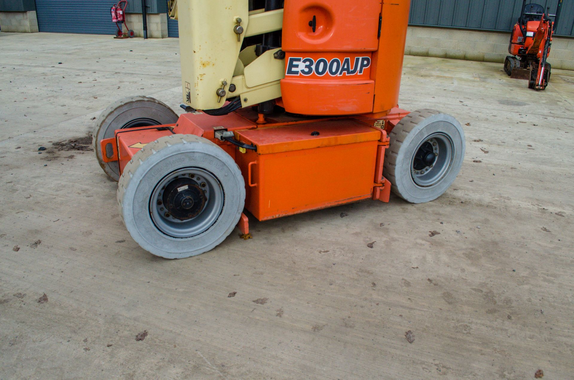 JLG 300AJP battery operated 30ft articulated boom lift Year: 2001 S/N: 0065700 Recorded hours: 663 - Image 9 of 16