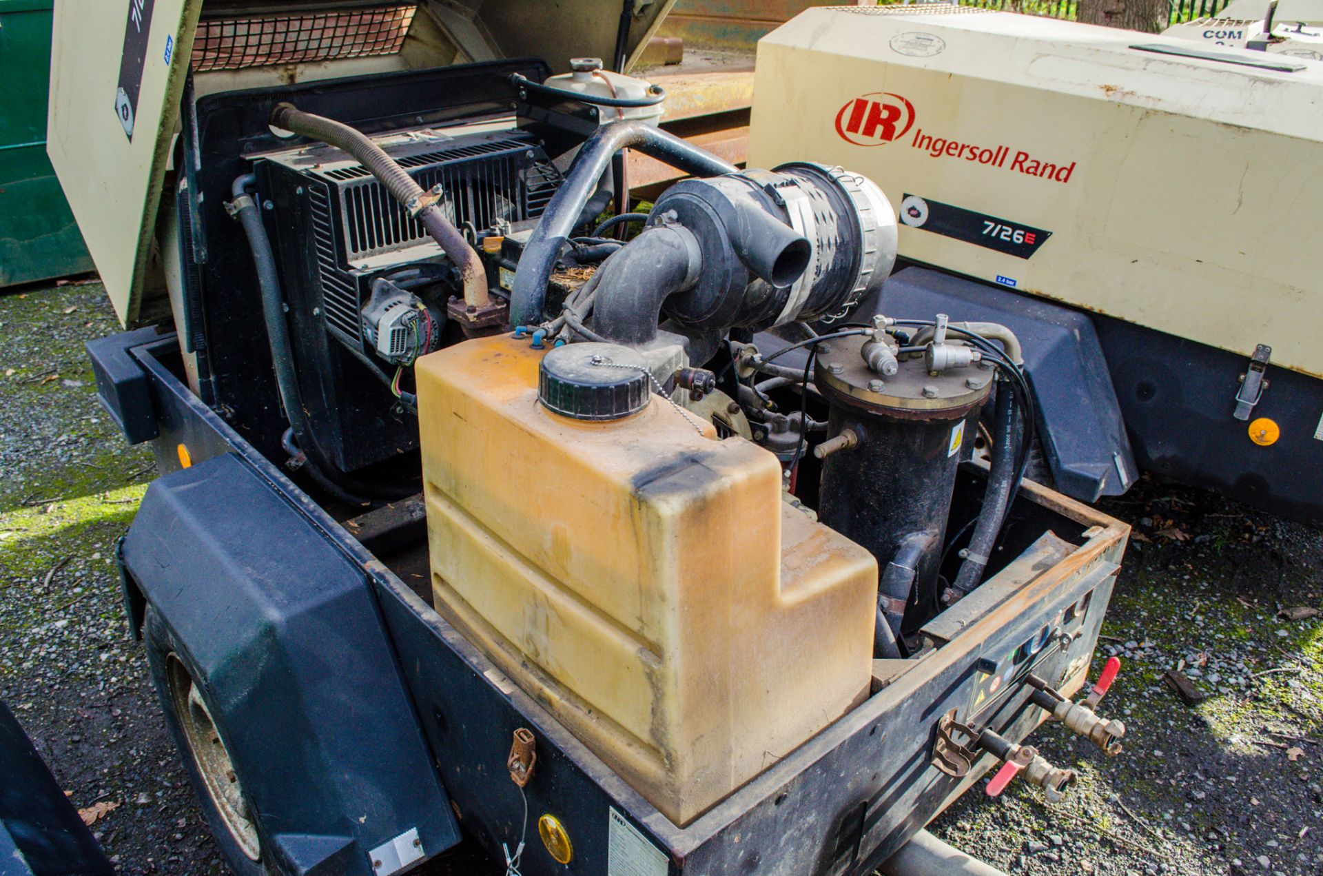 Ingersoll Rand 7/26E diesel driven fast tow air compressor Year: 2006 S/N: 107140 Recorded Hours: - Image 4 of 8