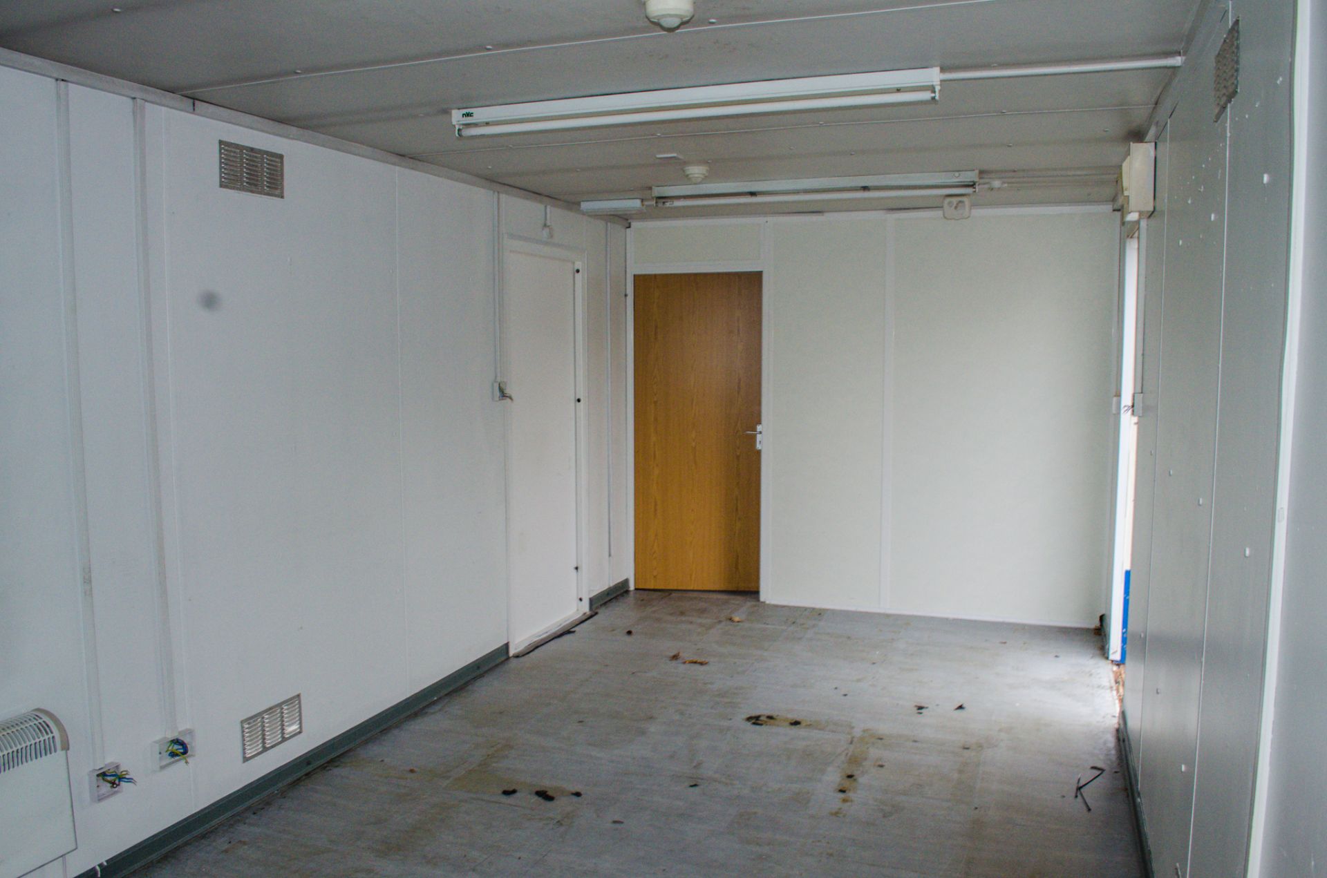 32 ft x 10 ft steel office site unit Comprising 2 offices c/w keys ** No doors ** BB33817 - Image 6 of 7