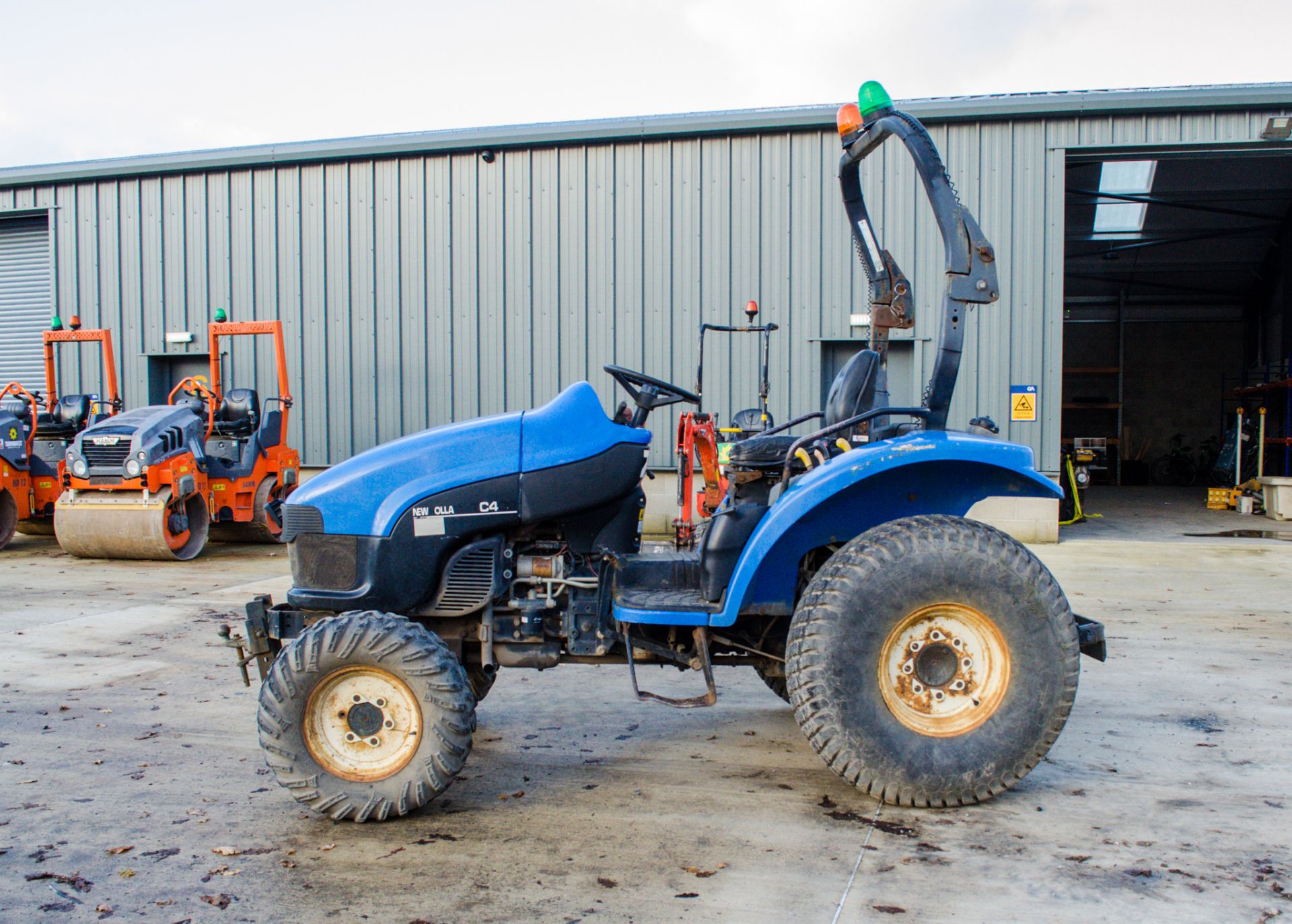 New Holland TC400 4wd diesel tractor Year: 2007 S/N: GBB525841 Recorded Hours: 2121 A438233 - Image 8 of 18