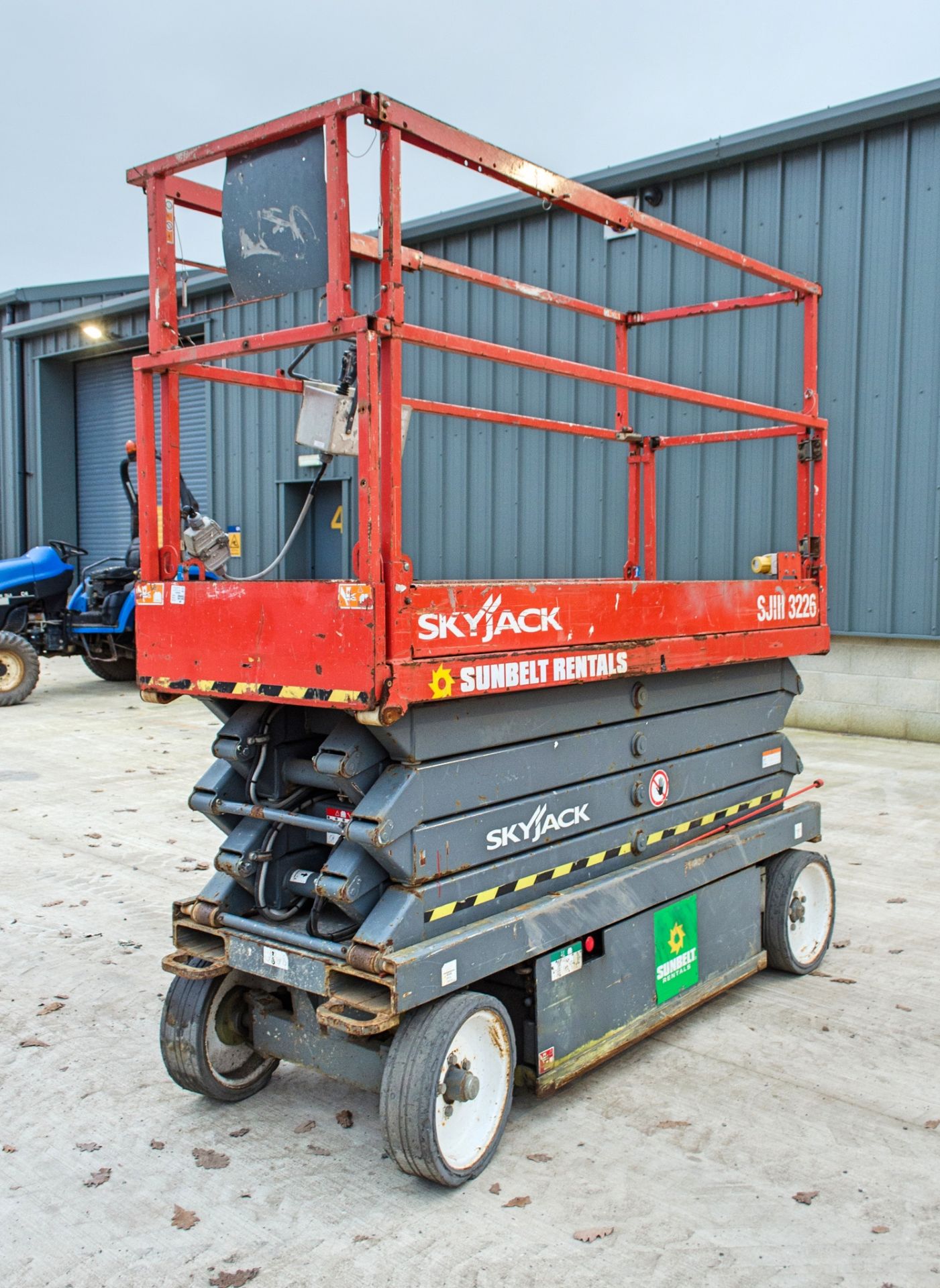 Skyjack SJIII3226 battery electric scissor lift access platform Year: 2014 S/N: 27018415