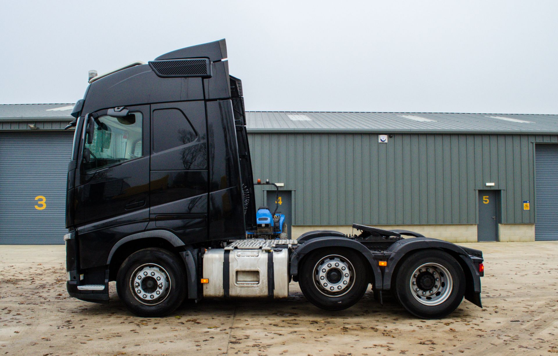 Volvo FH Euro 6-C 6x2 tractor unit Registration Number: PE17 JHK Date of Registration: 01/05/2017 - Image 7 of 26