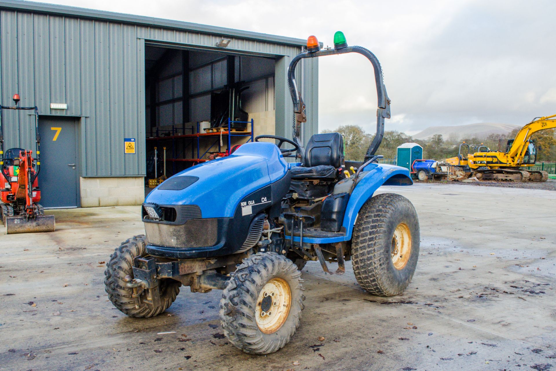 New Holland TC400 4wd diesel tractor Year: 2007 S/N: GBB525841 Recorded Hours: 2121 A438233
