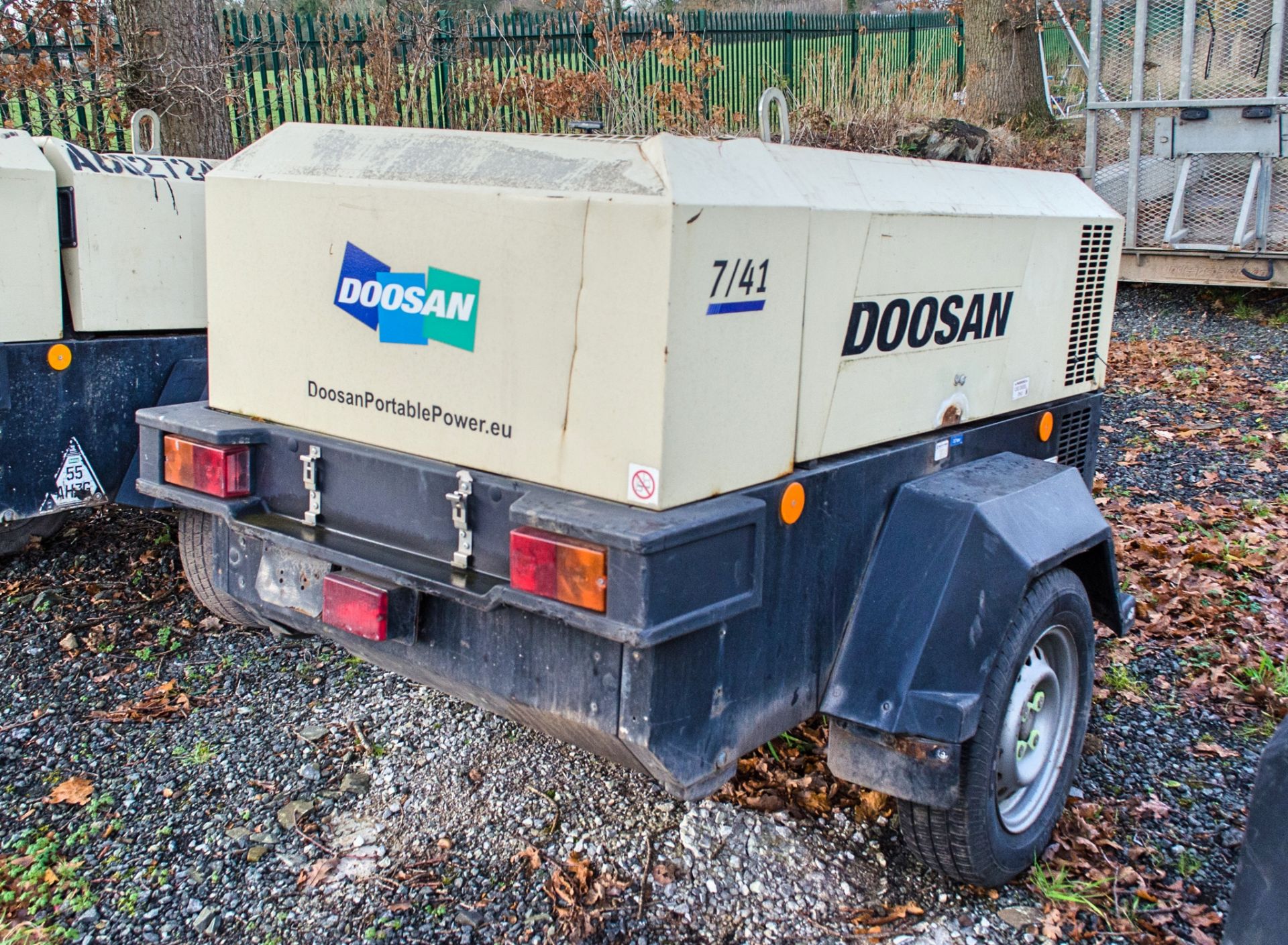 Doosan 741 fast tow diesel driven air compressor Year: 2017 S/N: 434678 Recorded hours: 622 A772368 - Image 2 of 6