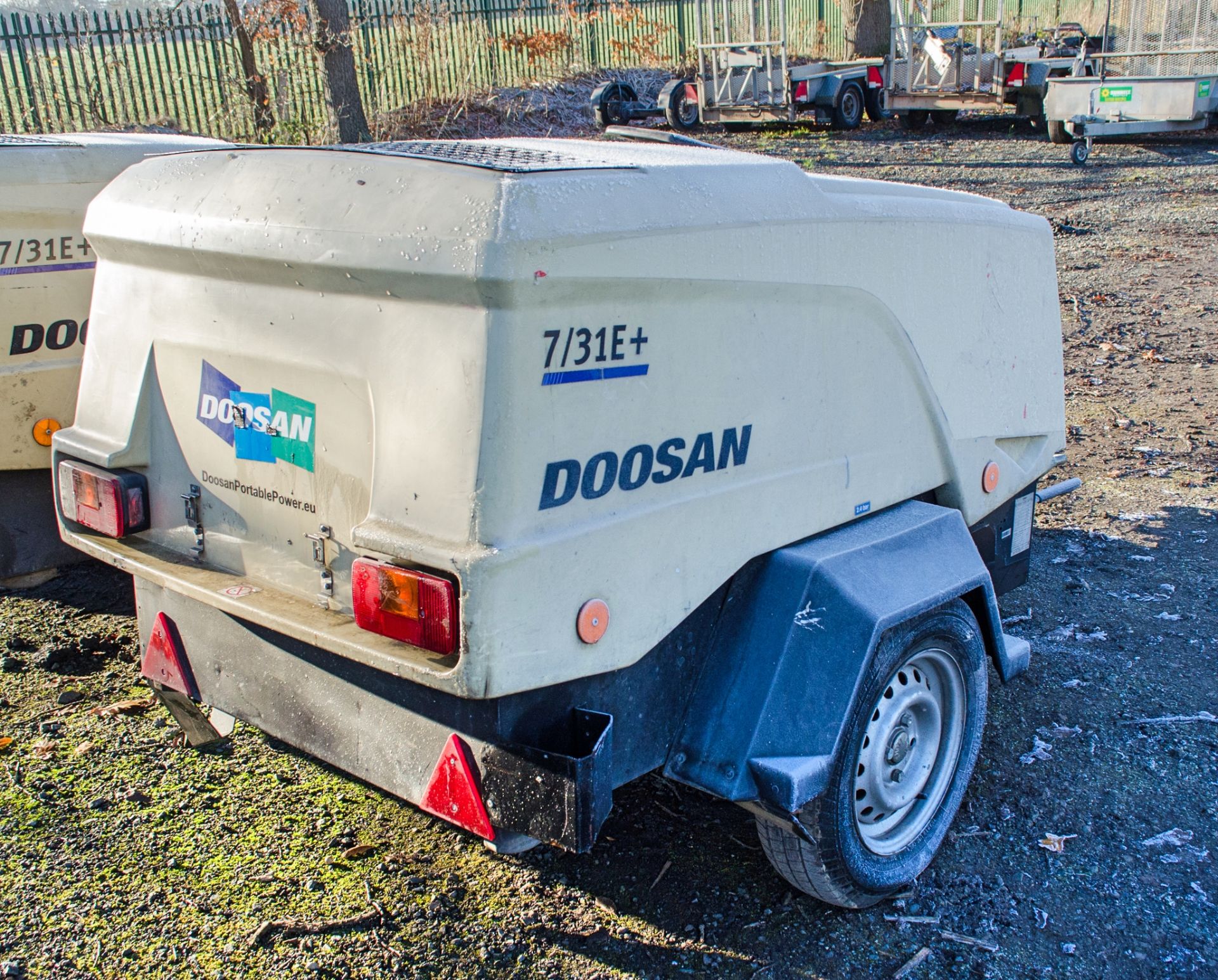 Doosan 7/31E+ fast tow diesel driven air compressor Year: 2016 S/N: 323613 Recorded hours: 297 - Image 2 of 8