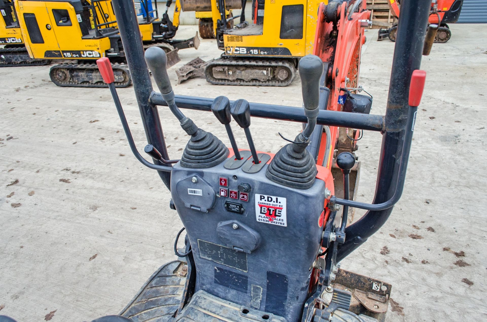 Kubota K008-3 0.8 tonne rubber tracked micro excavator Year: 2018 S/N: 31083 Recorded Hours: 930 - Image 17 of 21