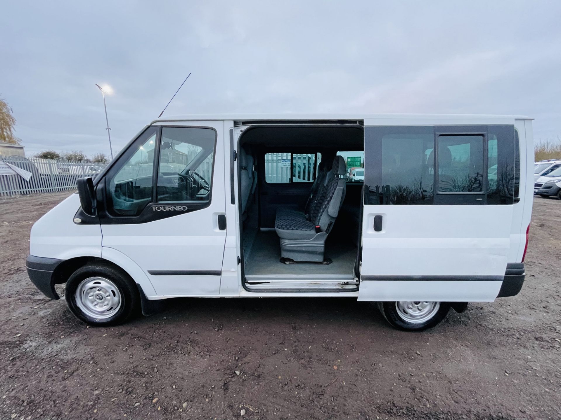 ** ON SALE ** Ford Transit Toureno 2.2 TDCI Trend 2013 '13 Reg' 9 seats - Air Con - Cruise Control - Image 9 of 25