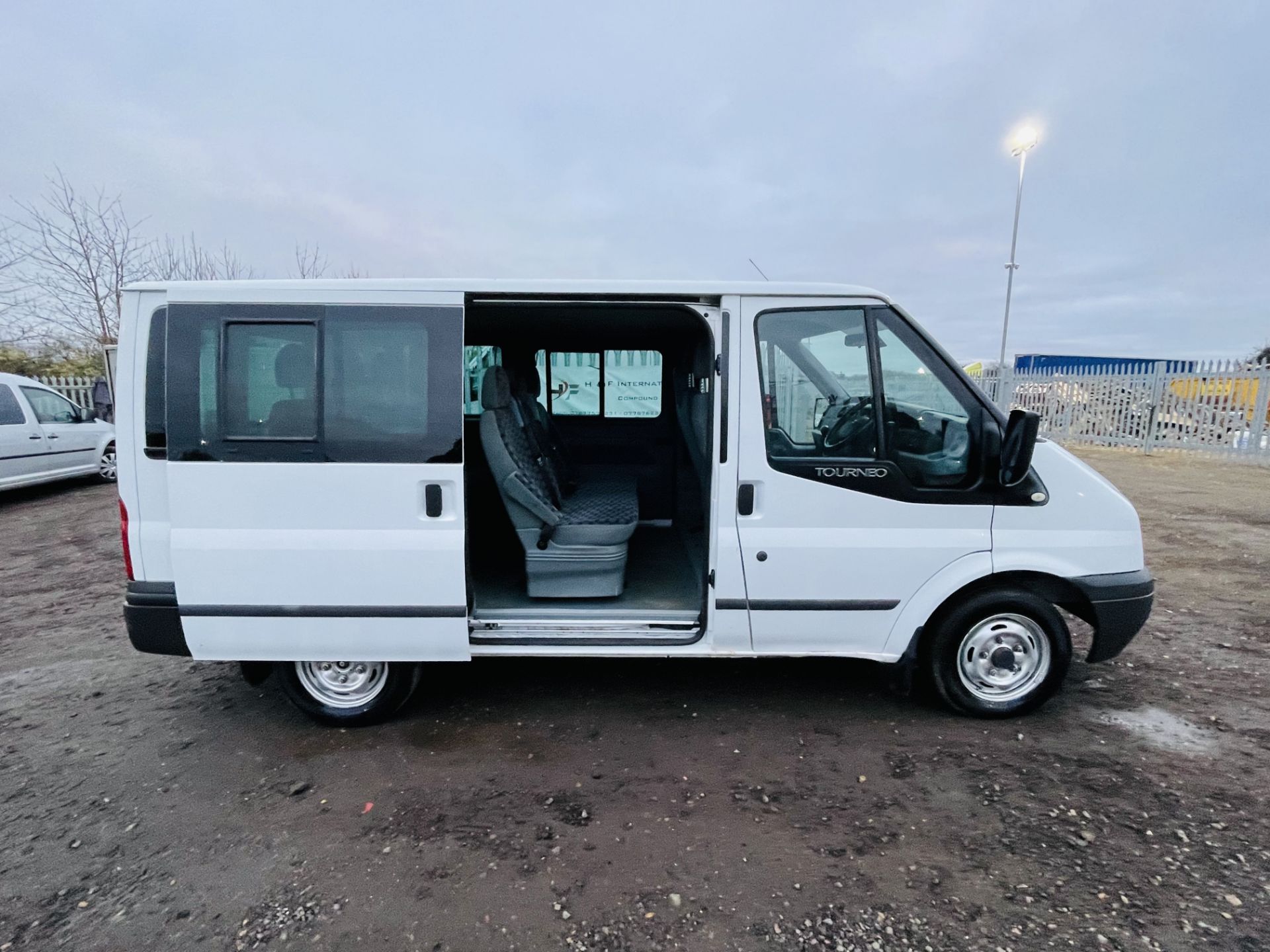 ** ON SALE ** Ford Transit Toureno 2.2 TDCI Trend 2013 '13 Reg' 9 seats - Air Con - Cruise Control - Image 17 of 25