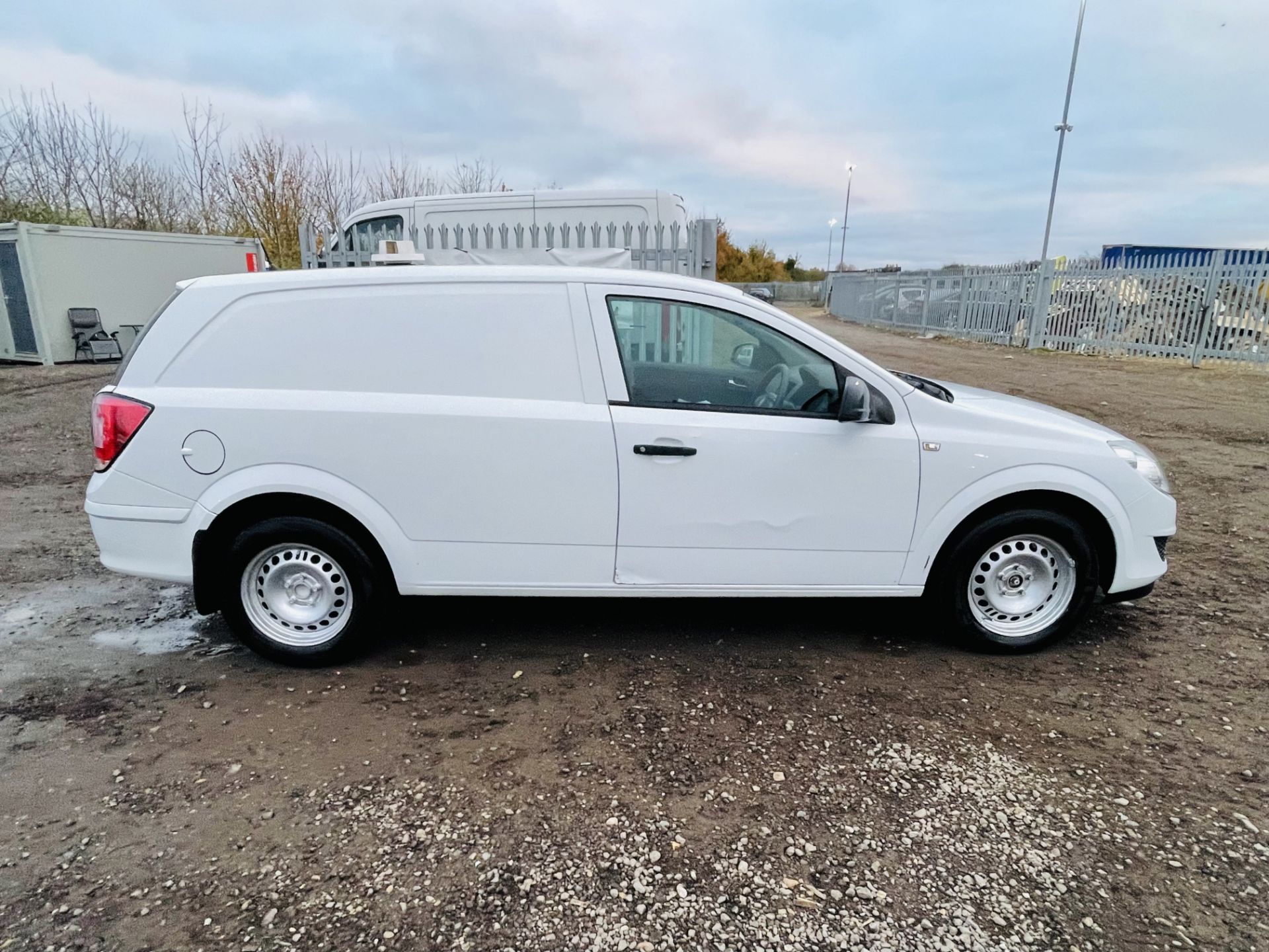 ** ON SALE ** Vauxhall Astra 1.7 CDTI 110 Eco-Flex 2012 '61 Reg' Panel Van - Sat Nav - Image 13 of 18