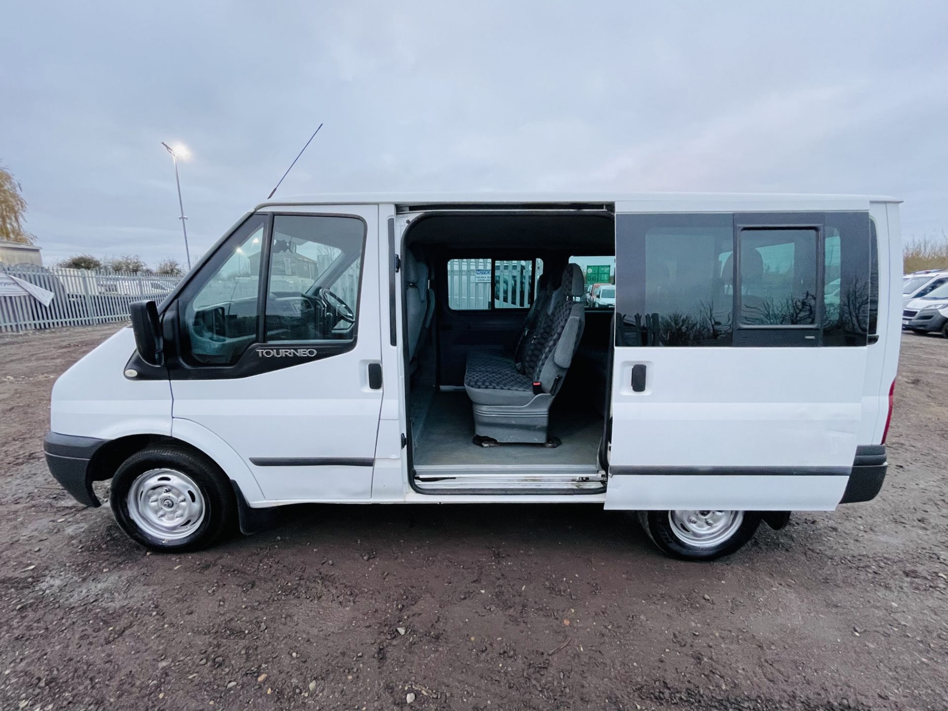 ** ON SALE ** Ford Transit Toureno 2.2 TDCI Trend 2013 '13 Reg' 9 seats - Air Con - Cruise Control** - Image 9 of 25