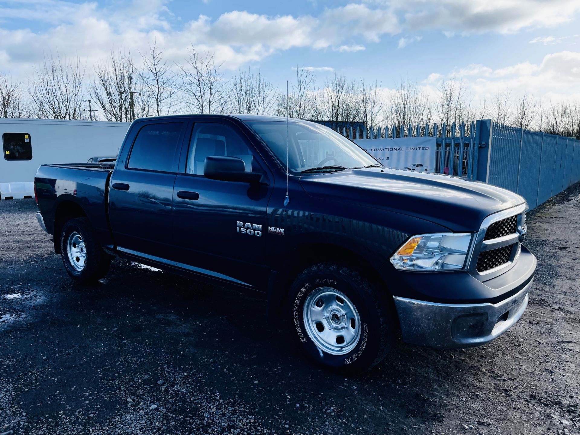 ** ON SALE ** Dodge Ram 1500 5.7 V8 Hemi Crew Cab '2013 year' 4X4 - A/C - **ULEZ Compliant** - Image 14 of 29