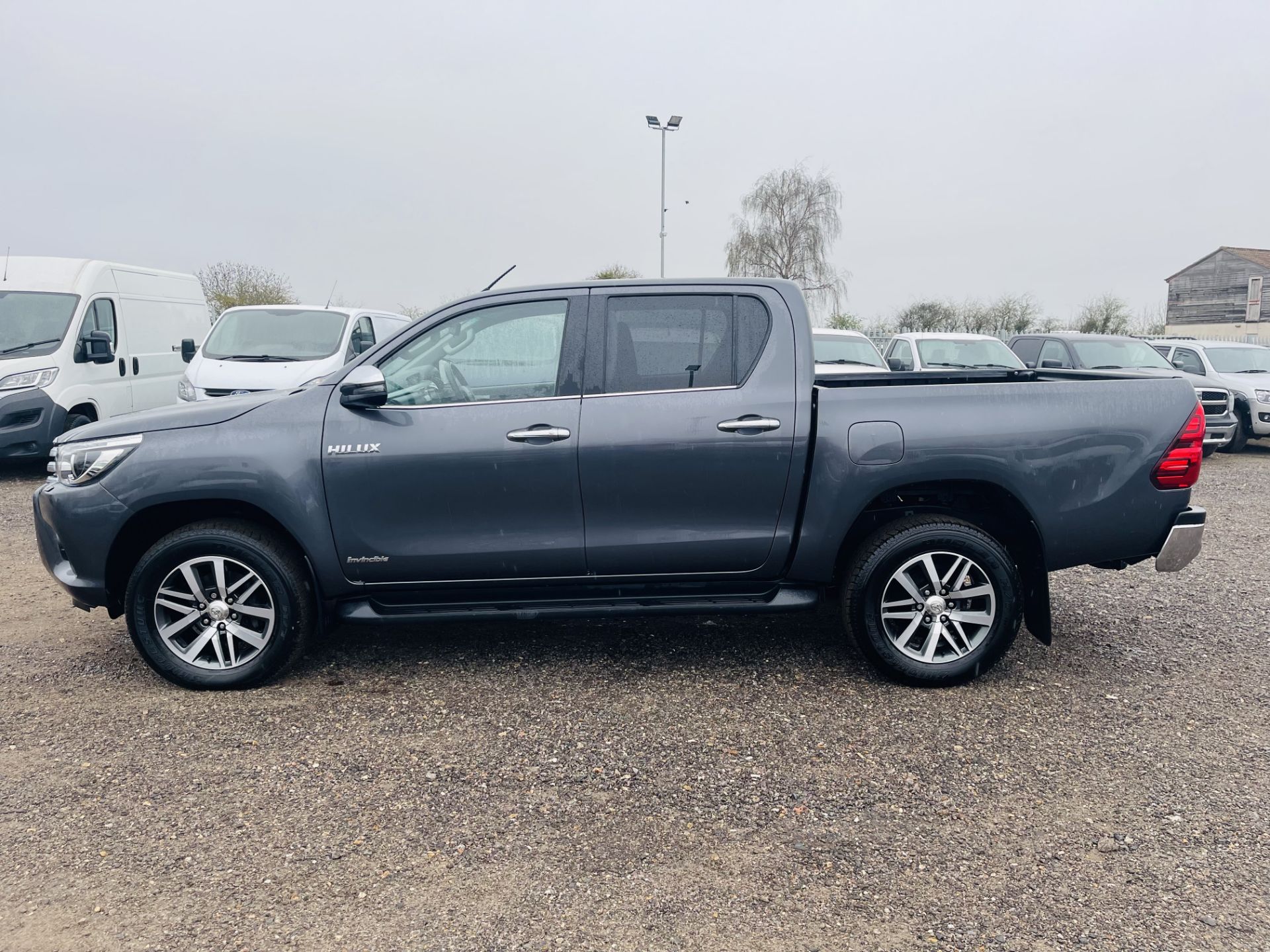 Toyota Hilux Invincible 2.4 D-4D 4WD Double Cab 2020 '70 Reg' Euro 6 -ULEZ Compliant - Sat Nav - A/C - Image 7 of 34