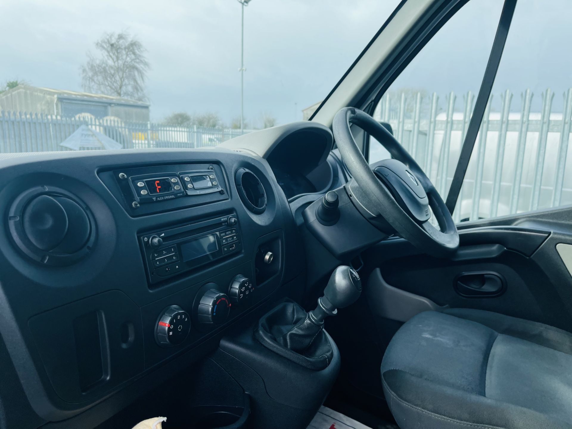 ** ON SALE ** Renault Master 2.3 DCI Business MM35 L2 H2 Fridge/Freezer 2015 '15 Reg' - Image 7 of 20