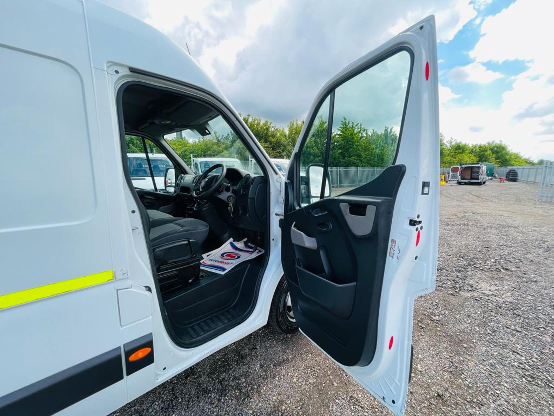 ** ON SALE ** Renault Master 2.3 DCI LMI35 Business L4 H2 RWD 2016 '16 Reg' Twin Rear Axle - 3500kg - Image 11 of 16