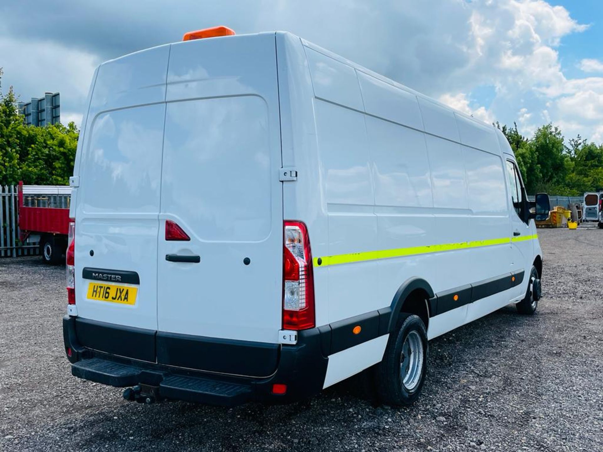 ** ON SALE ** Renault Master 2.3 DCI LMI35 Business L4 H2 RWD 2016 '16 Reg' Twin Rear Axle - 3500kg - Image 9 of 16