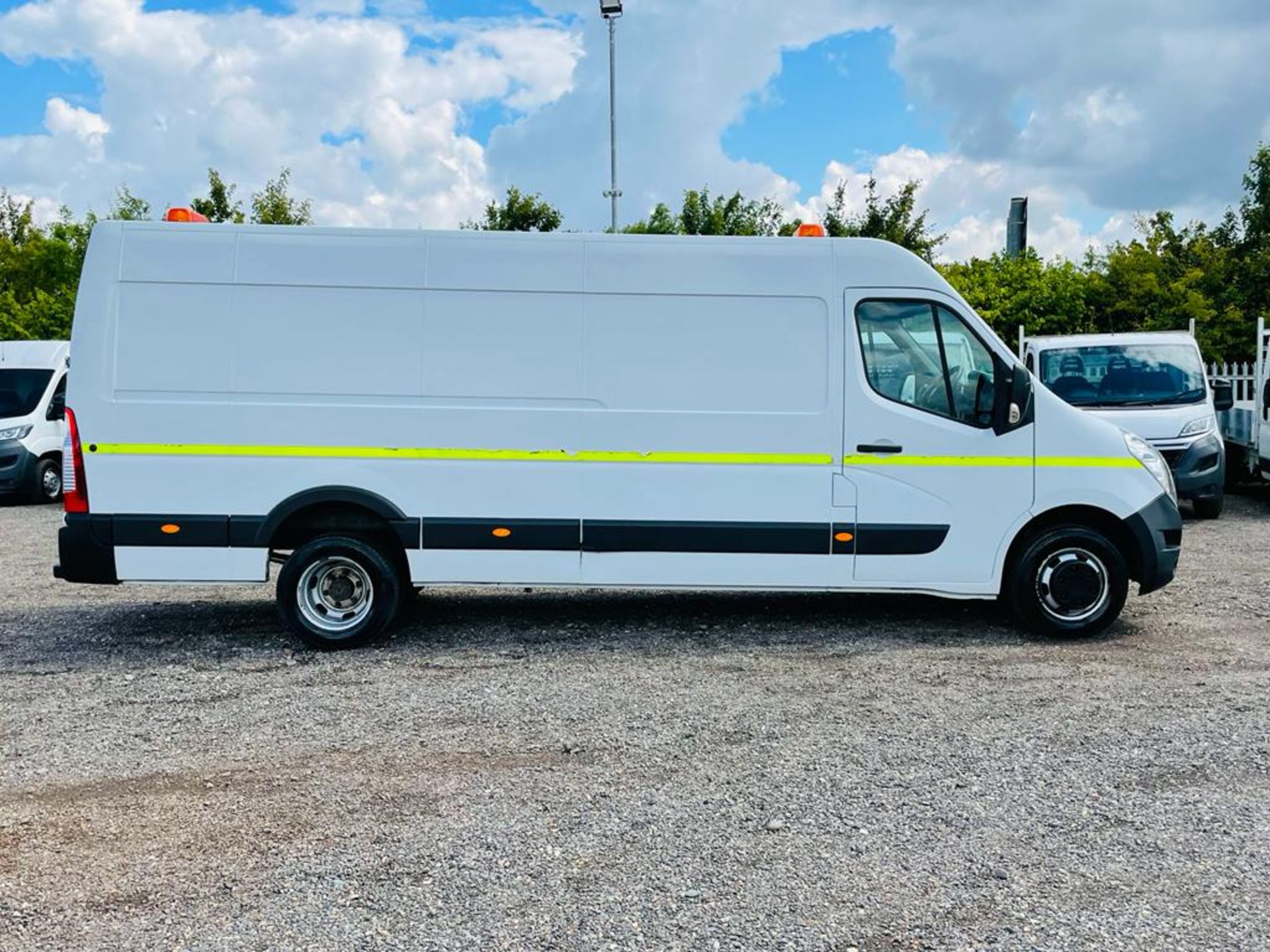 ** ON SALE ** Renault Master 2.3 DCI LMI35 Business L4 H2 RWD 2016 '16 Reg' Twin Rear Axle - 3500kg - Image 10 of 16