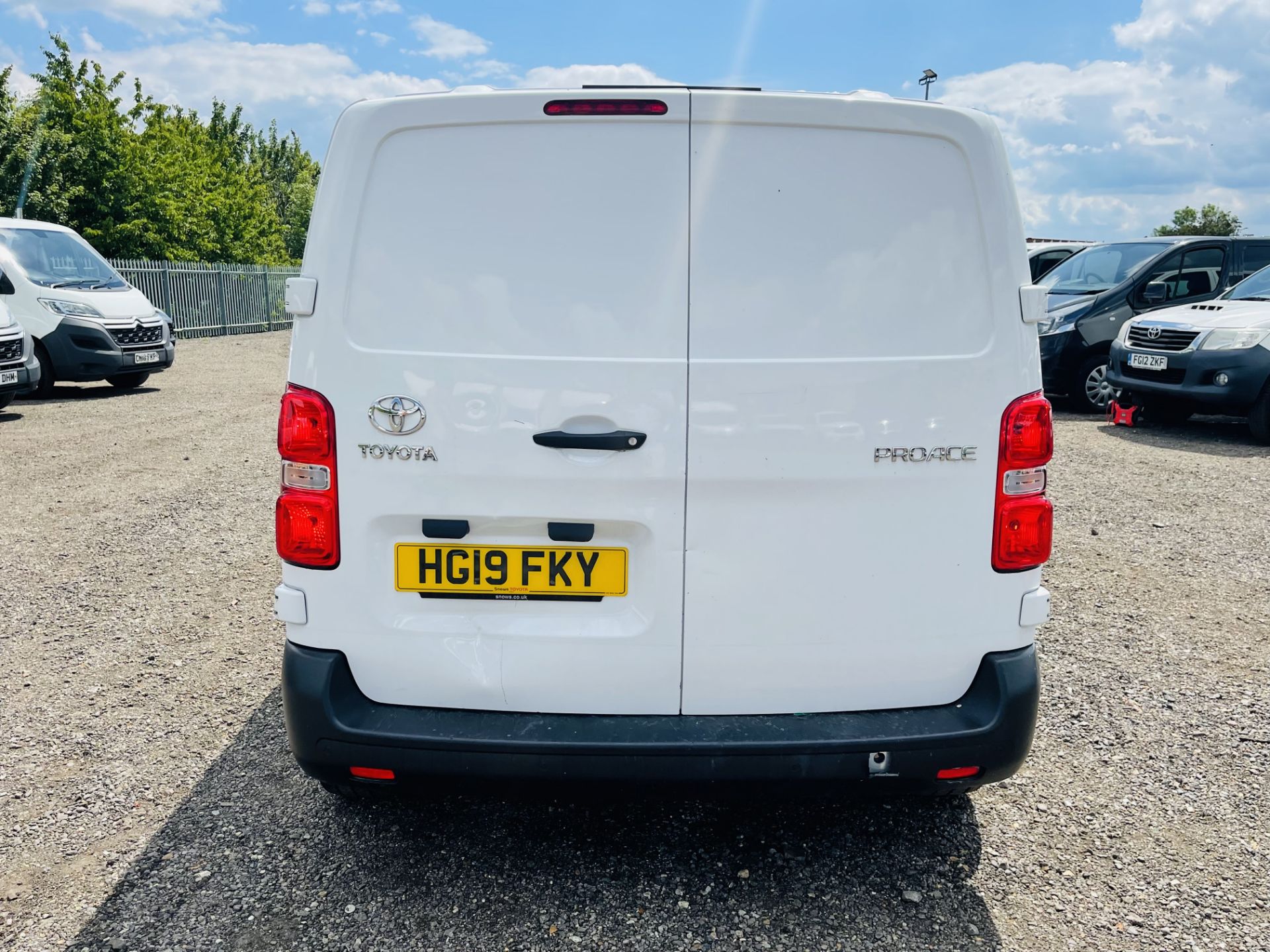 ** ON SALE ** Toyota ProAce 1.6 D 95 Compact Icon 2019 '19 Reg' A/C - Euro 6 - ULEZ Compliant - Image 8 of 19