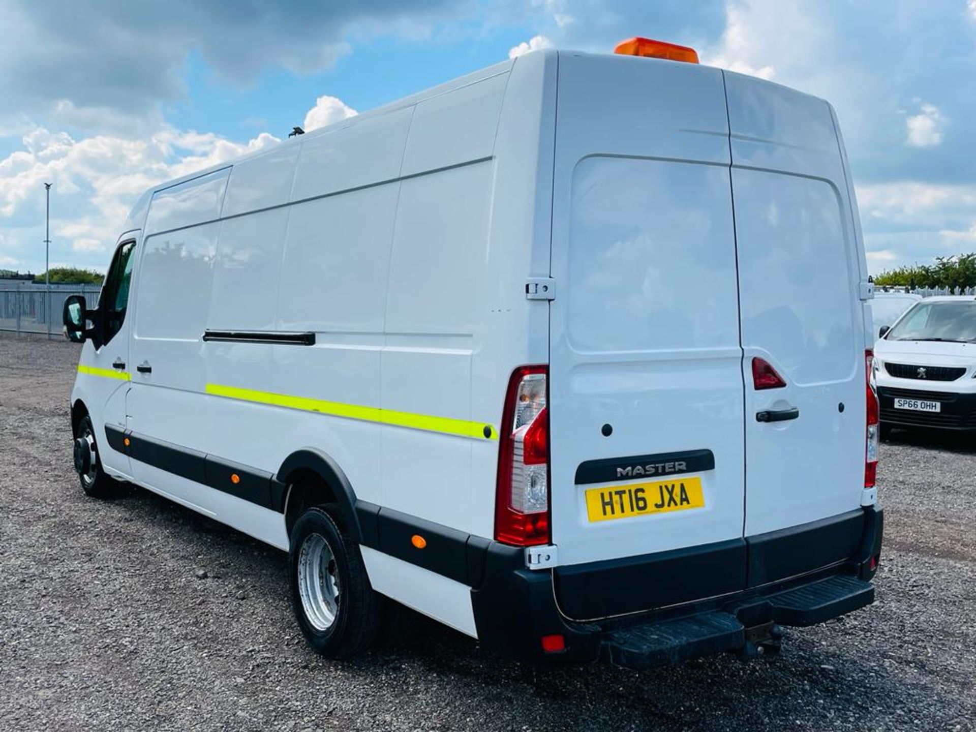 ** ON SALE ** Renault Master 2.3 DCI LMI35 Business L4 H2 RWD 2016 '16 Reg' Twin Rear Axle - 3500kg - Image 6 of 16