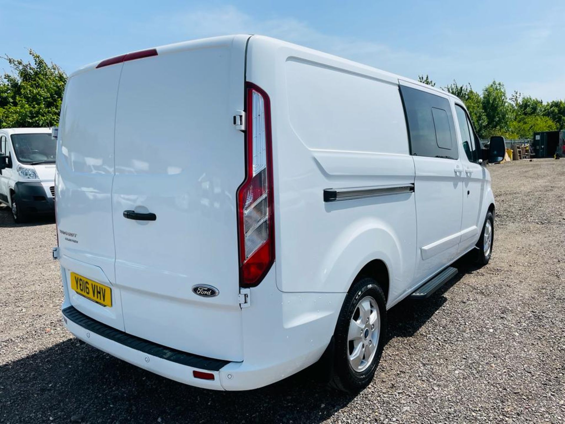 **ON SALE** Ford Transit 2.0 TDCI 290 Limited 130 L2 H1 Crew Van 2016 '16 Reg' A/C - Bluetooth Pack - Image 10 of 27