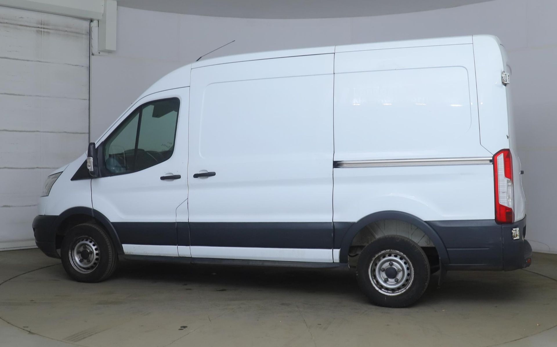 ** ON SALE ** Ford Transit 2.2 TDCI 125 L2 H2 2016 '16 Reg' A/C - Medium wheel base- Parking Sensors - Image 5 of 9